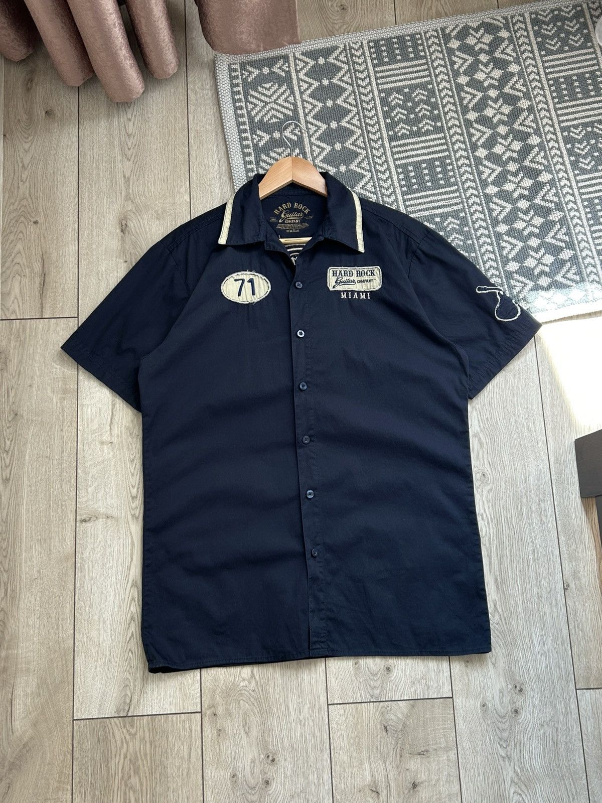 Hard Rock Cafe Hard Rock Vintage 2000’s man’s Big logo shirt size M Size US M / EU 48-50 / 2 - 7 Thumbnail