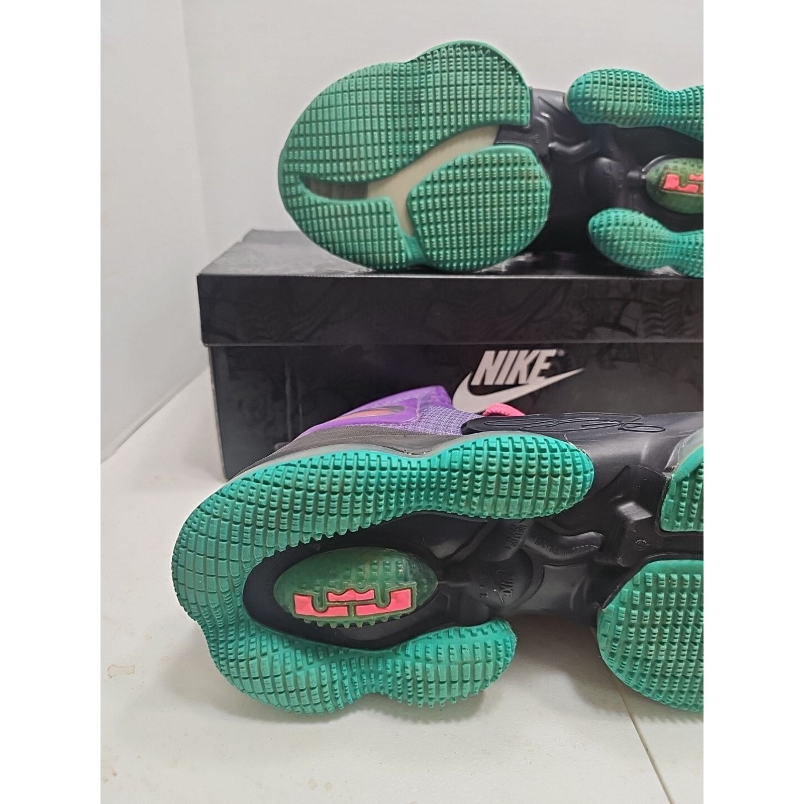 Nike Nike LeBron XIX Wild Berry/Hyper Pink Men's SIZE 10.5 W/ BOX Size US 10.5 / EU 43-44 - 15 Thumbnail