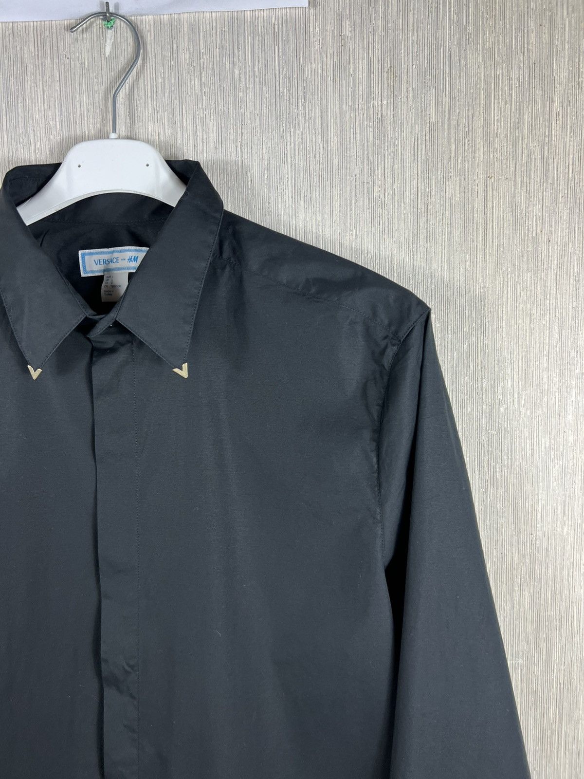 Versace Versace x H&M basic black shirt with V gold detail on collar Size US L / EU 52-54 / 3 - 3 Thumbnail