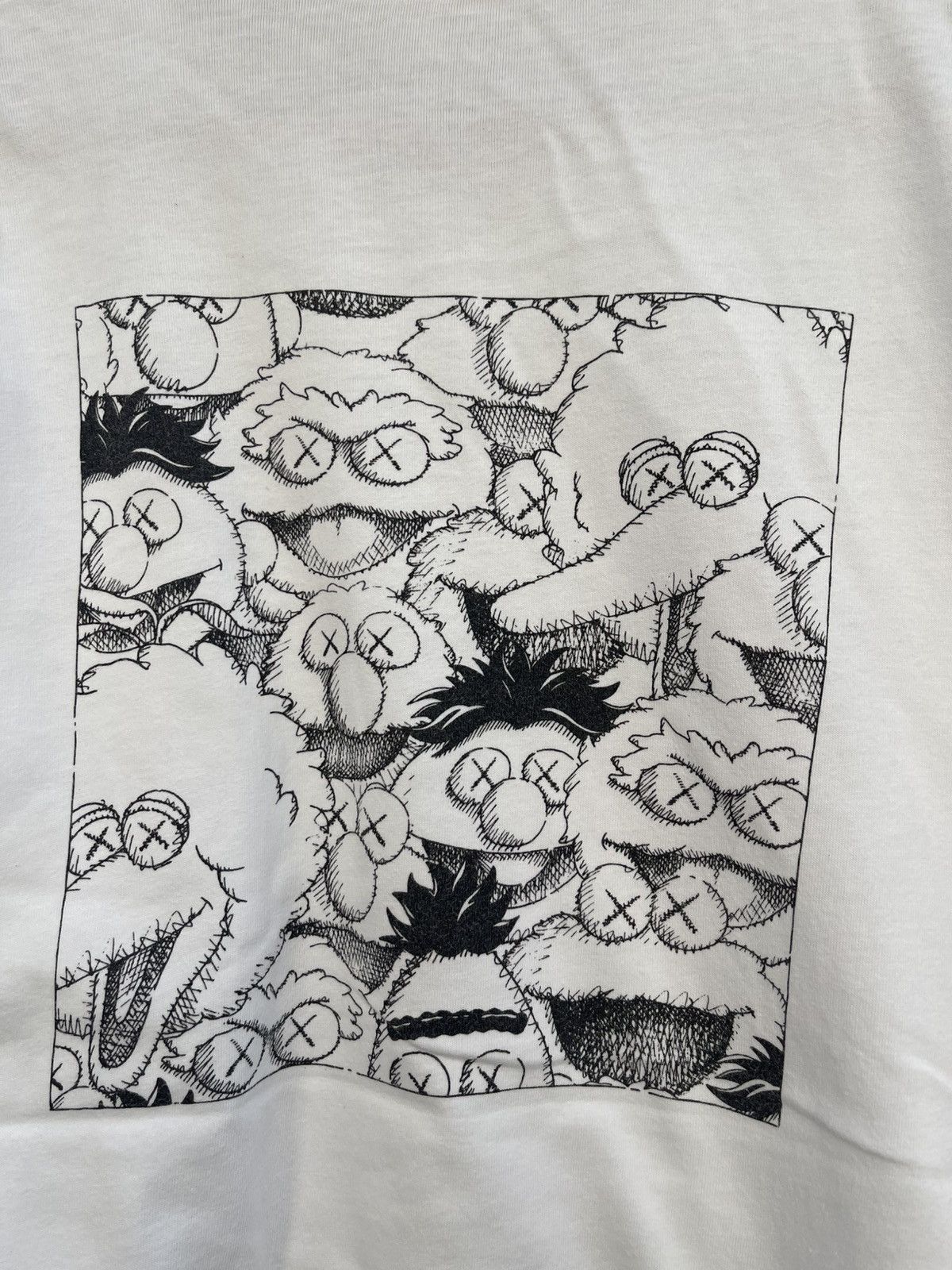 Kaws × Uniqlo Uniqlo x KAWS Hands & Blocks 2016 Short Sleeve Pocket Tee Size US M / EU 48-50 / 2 - 4 Thumbnail