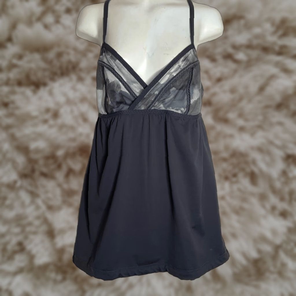 Lululemon Women's Tank Top Rehearsal Strappy Athletic Yoga Shirt Size 8 Gray V-Neck Sleeveless Athletic Wear in Grey