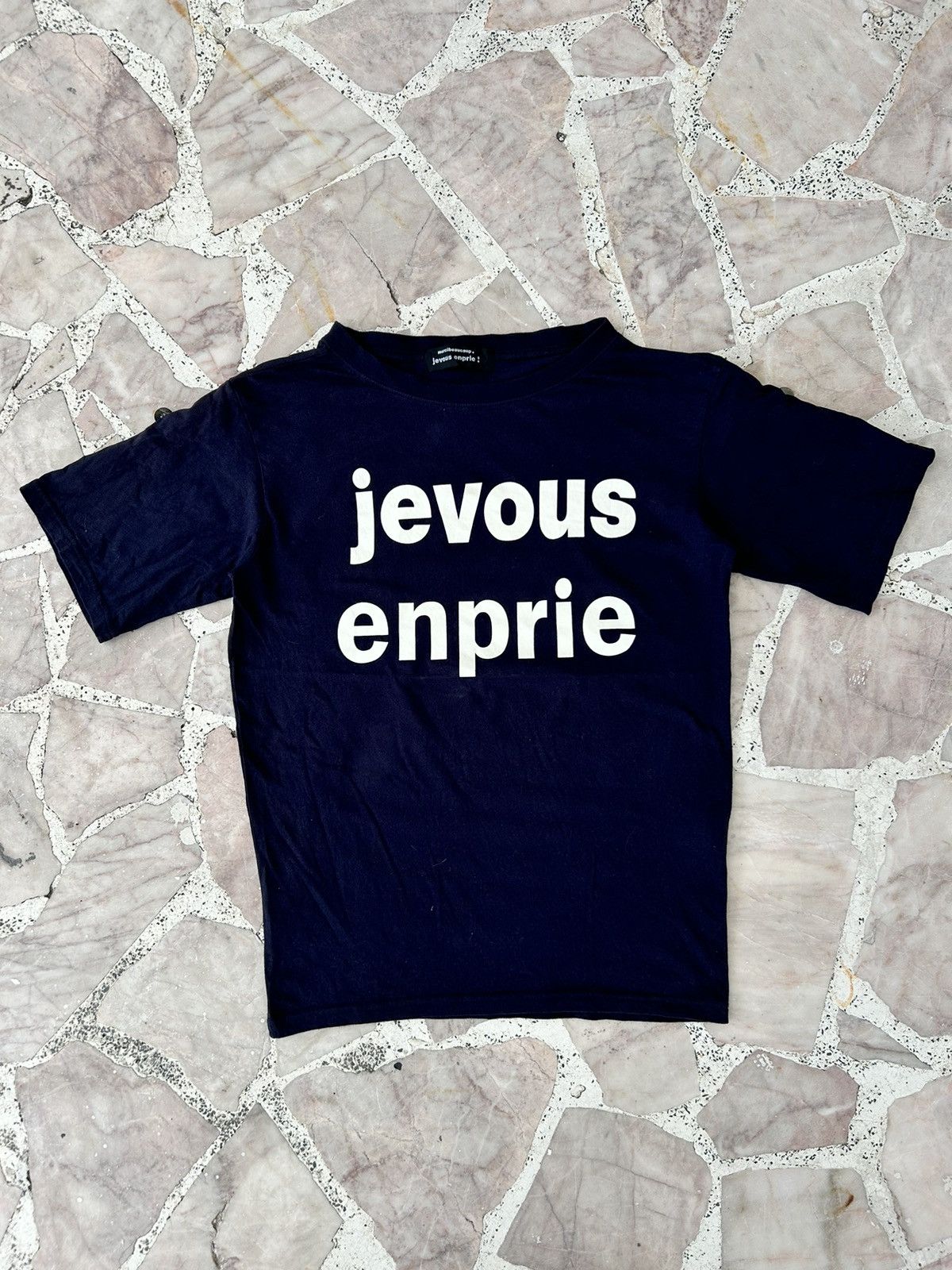 image of Mercibeaucoup Jevous Enprie Foldable Sleeve Fronthit Black Tee, Men's (Size Medium)