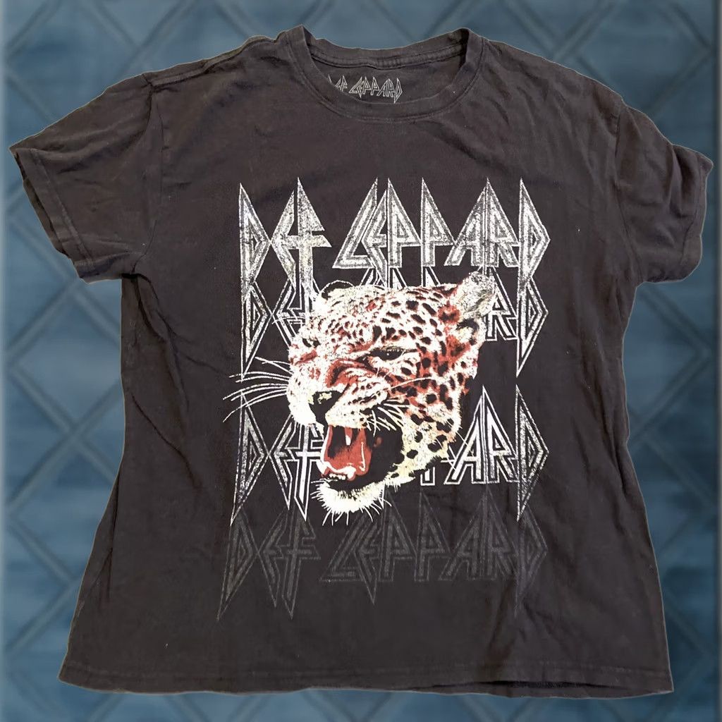 Vintage Def Leppard Leopard Graphic Short Sleeve Crewneck T Shirt Large Women 100% Cotton Black Vintage? No Size L / US 10 / IT 46 - 1 Thumbnail