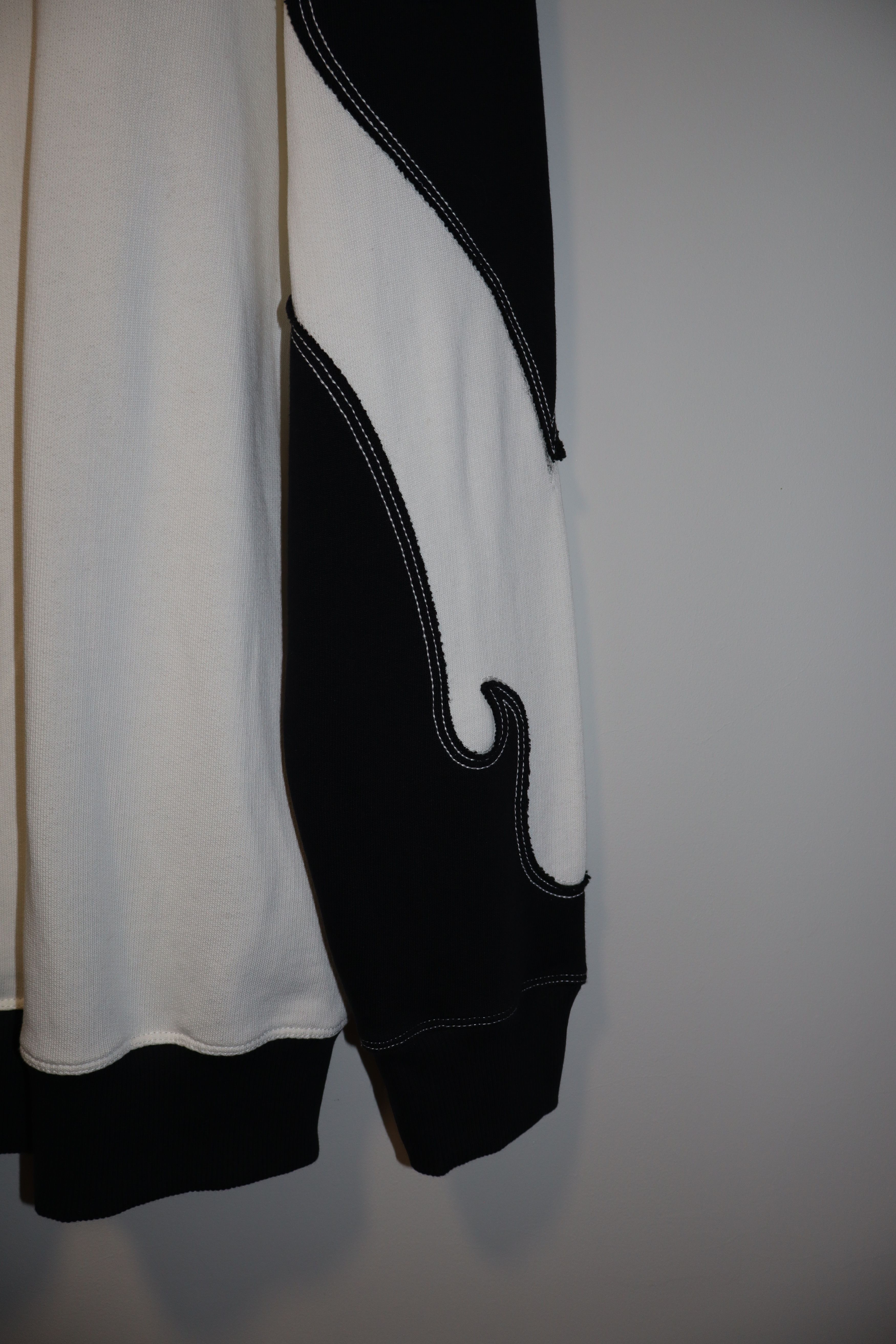 Balmain Baroque logo print hoodie Size US XXL / EU 58 / 5 - 13 Thumbnail