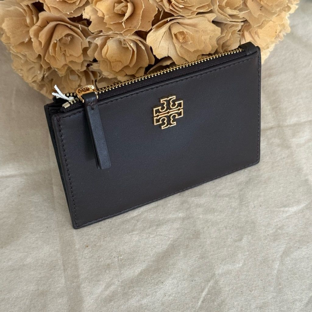Tory Burch NWT TORY BURCH BRITTEN SOFT ZIP CARD CASE DARK MAHOGANY Size ONE SIZE - 3 Thumbnail