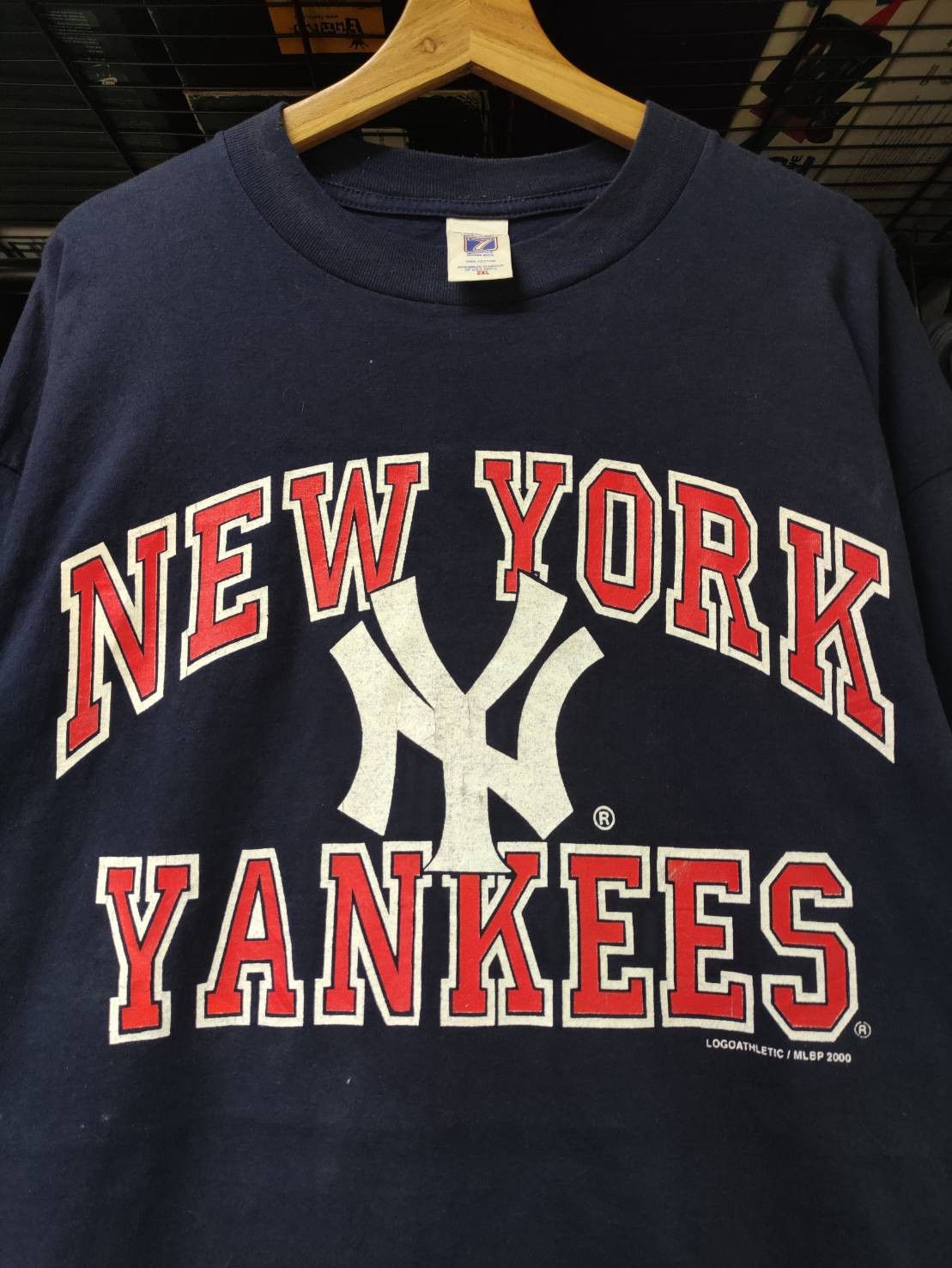 Logo 7 × New York Yankees × Vintage Vtg 2000 New York Yankees MLB Logo 7 T-Shirt Size US XXL / EU 58 / 5 - 1 Thumbnail