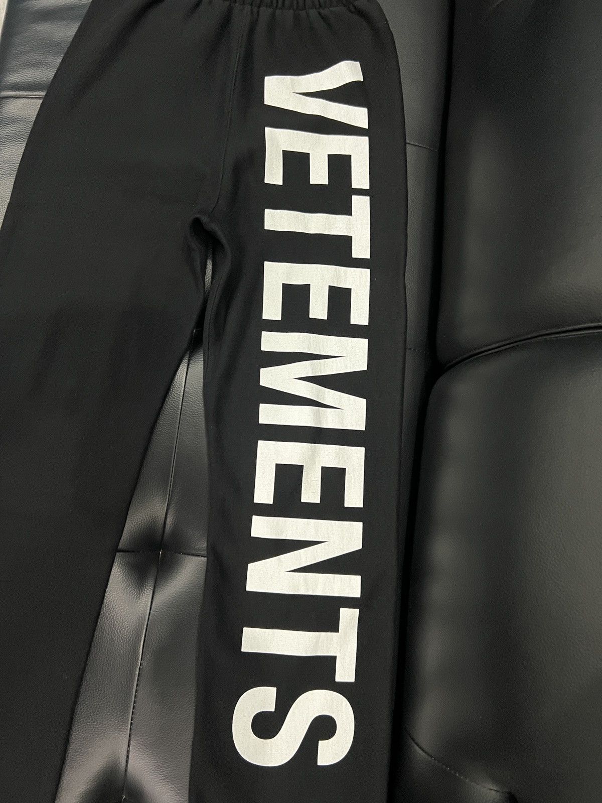 Vetements Vetements FW18 Left Logo Casual Trousers Size US 30 / EU 46 - 3 Thumbnail
