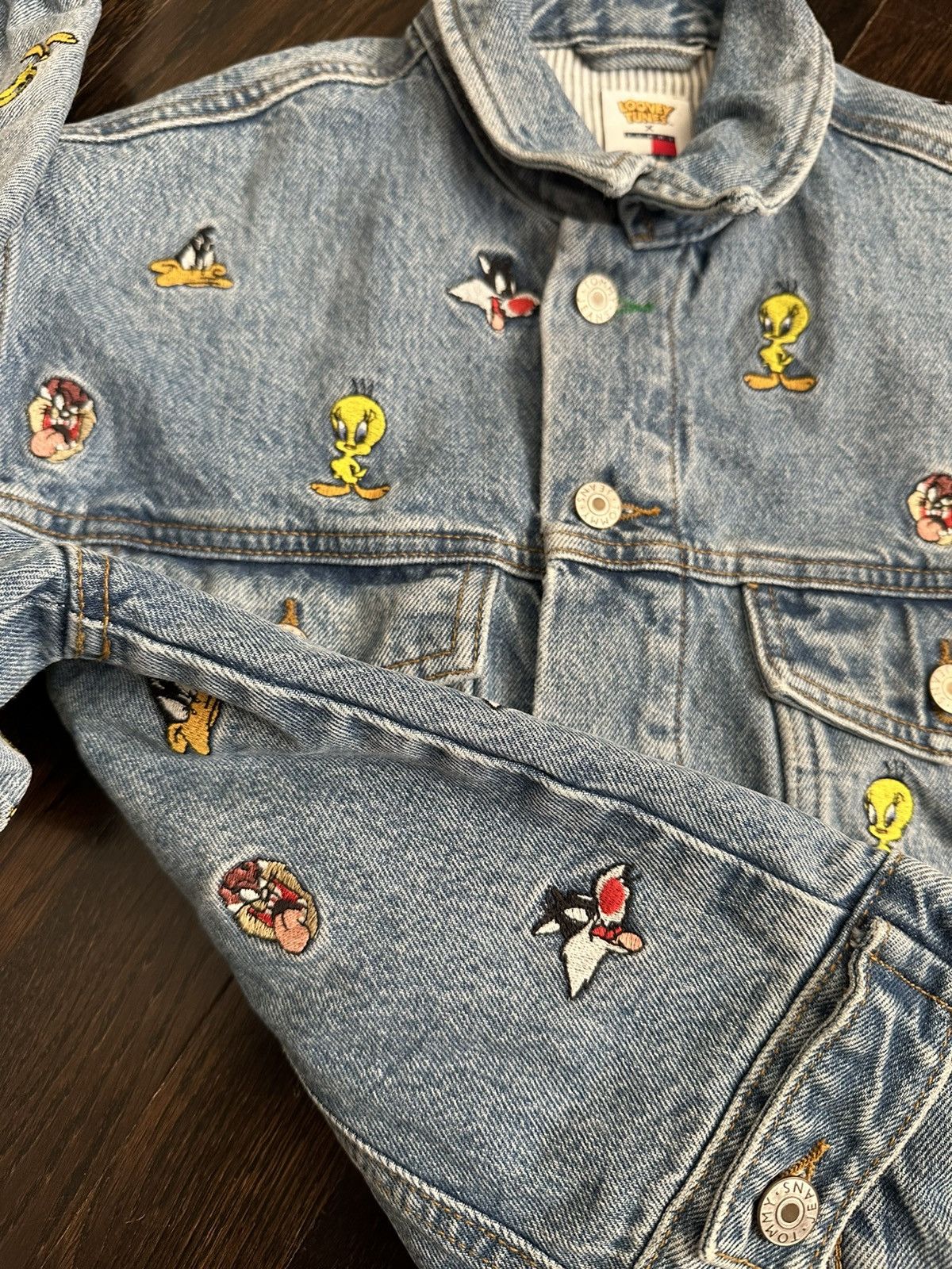 Tommy Hilfiger × Warner Bros Rare Tommy Hilfiger X Looney Tunes Crop Jean Jacket Patches Size XS / US 0-2 / IT 36-38 - 3 Thumbnail