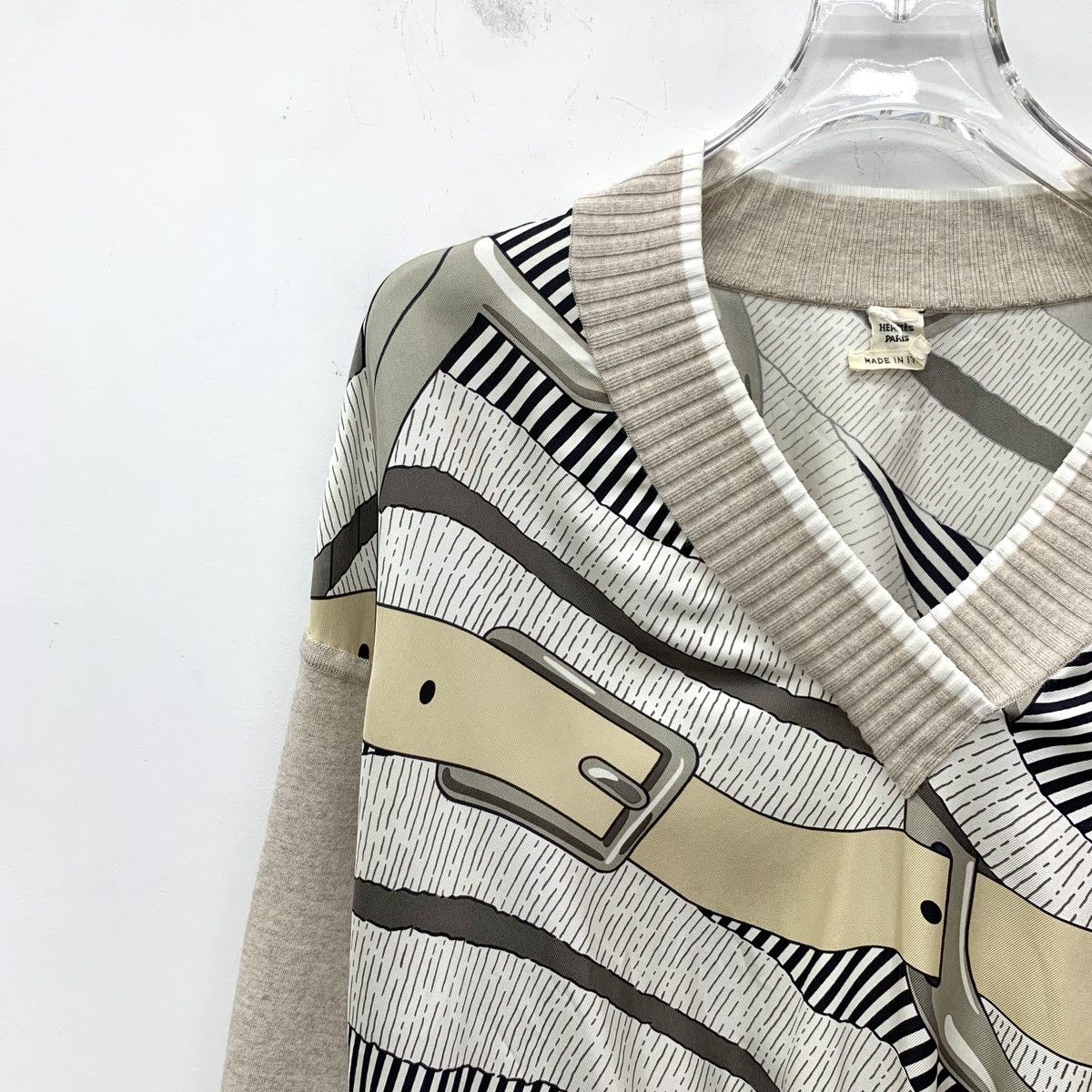 Hermes Hermès Oatmeal Silk Wool V-neck Long Sleeve Knitwear K26WX Size XS / US 0-2 / IT 36-38 - 3 Thumbnail
