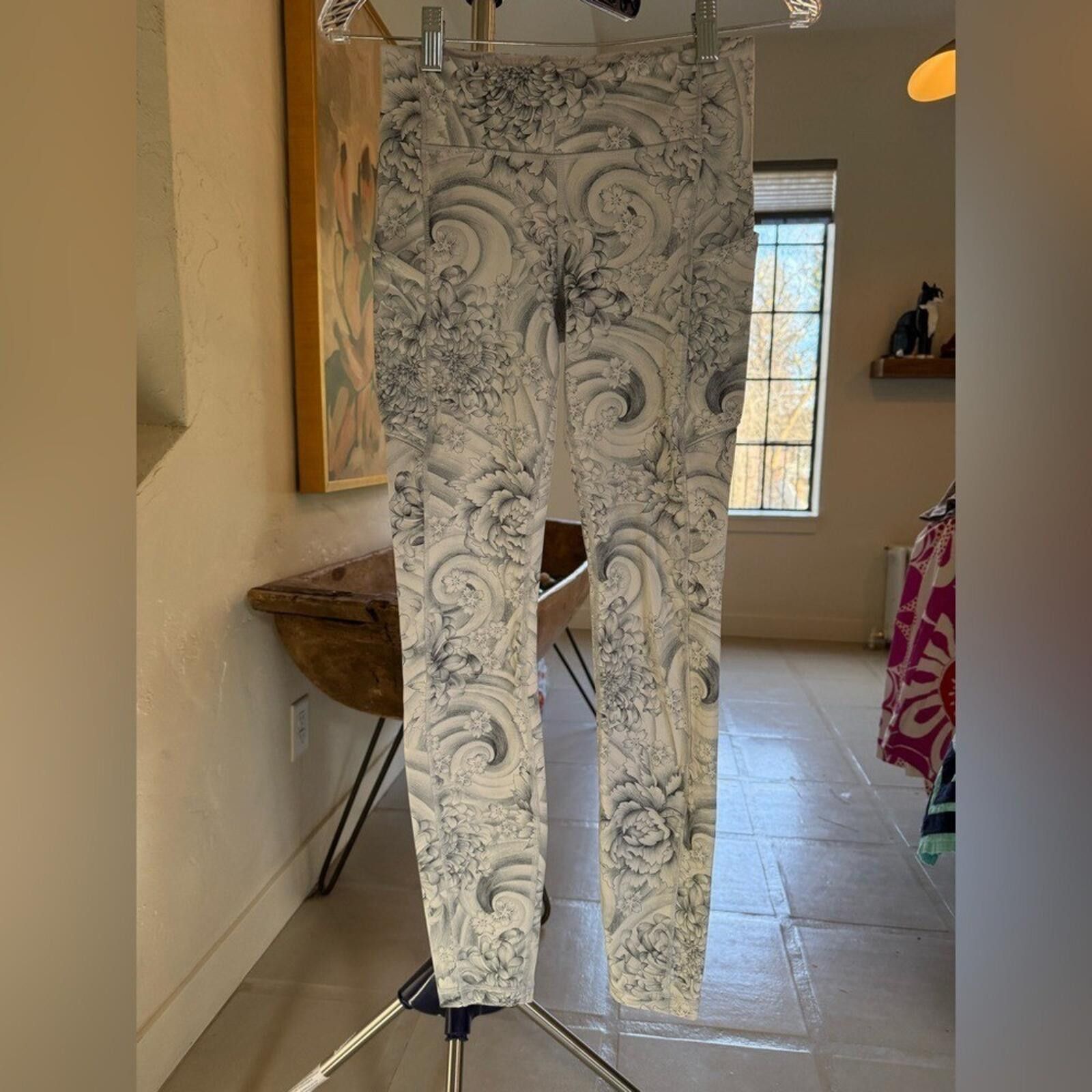 Lululemon Lululemon Wunder Under Low-Rise 25" White Floral Leggings 4 Size 27" / US 4 / IT 40 - 7 Thumbnail
