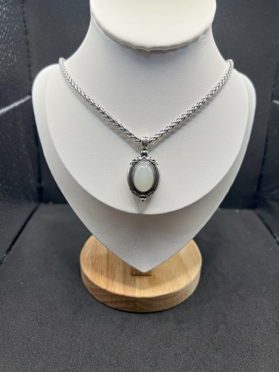 Jewelry White Jade Drop Chain Necklace Size ONE SIZE - 1 Thumbnail