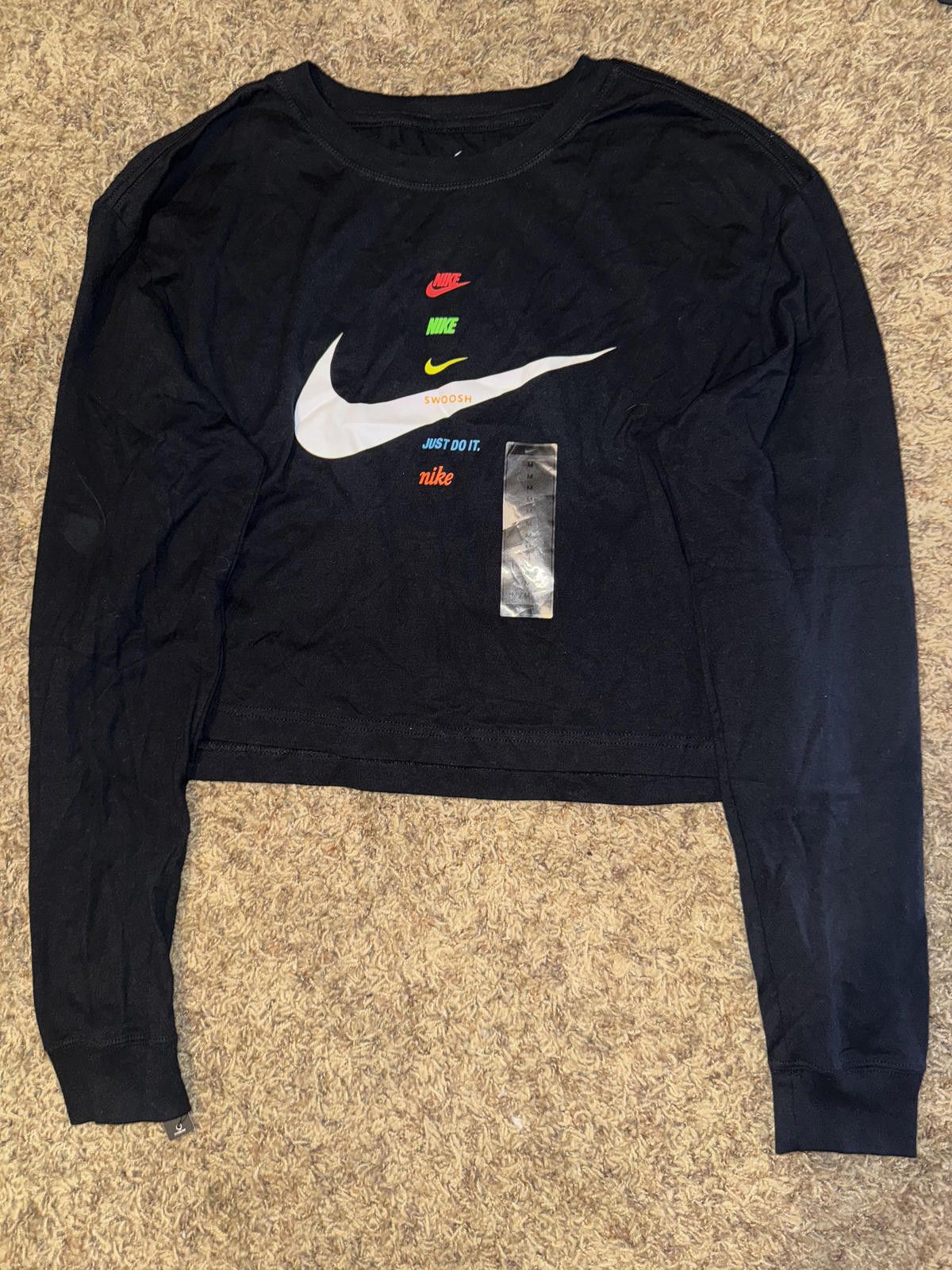 Nike Women's Sportswear Futura Flip Long-Sleeve Cropped Tee in Black (Size Medium)