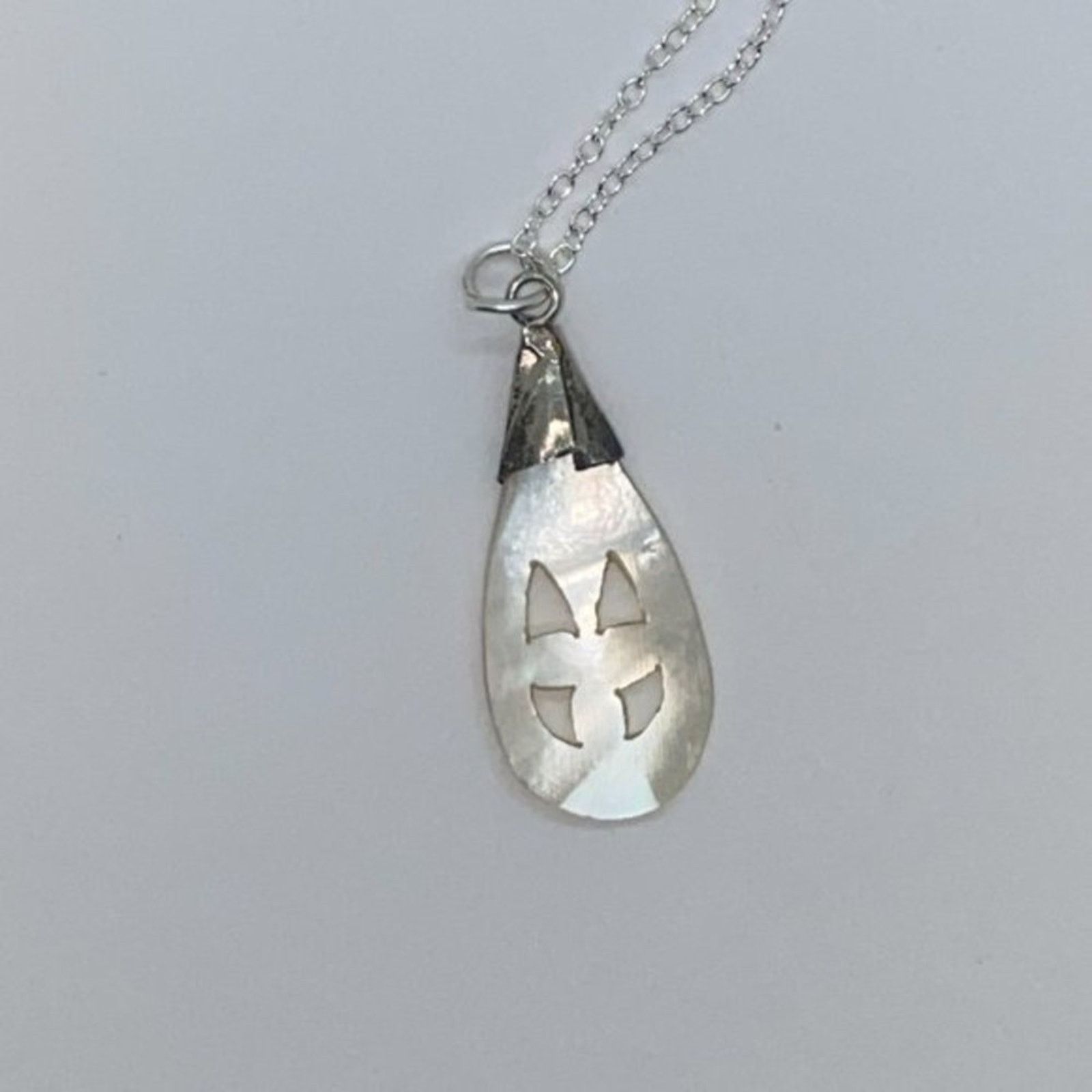Handmade Silver-Tone Iridescent Shell Pendant Necklace Size ONE SIZE - 8 Thumbnail