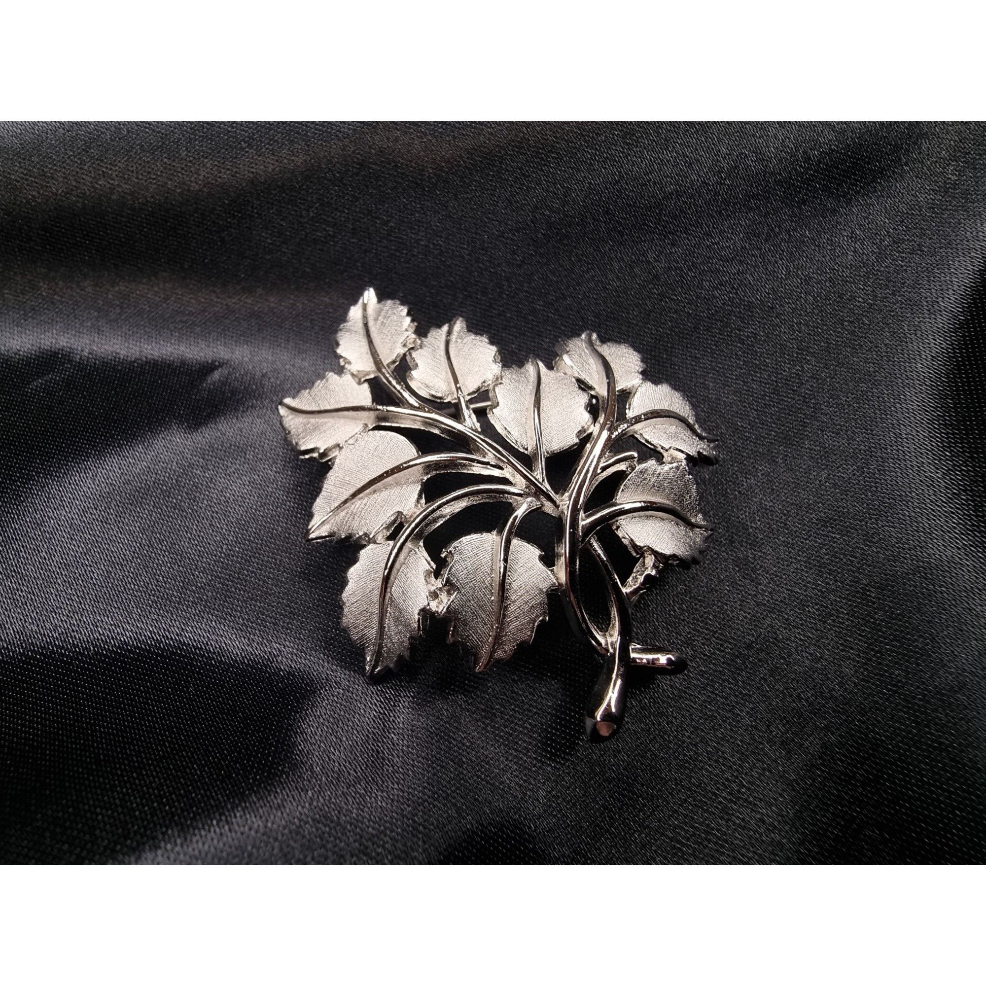 Vintage Vintage CROWN TRIFARI 1950s Silver-Tone Leaf Brooch Pin Size ONE SIZE - 2 Thumbnail