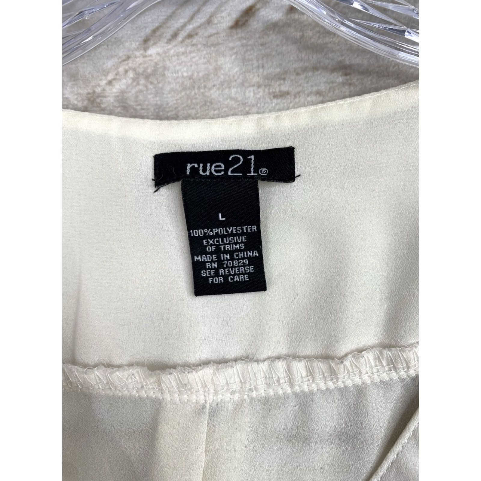 Vintage RUE21 Blouse Sz L Cream V-Neck Button Roll Tab Sleeve Polyester Bohemian Basic Womens Shirt Size L / US 10 / IT 46 - 4 Thumbnail