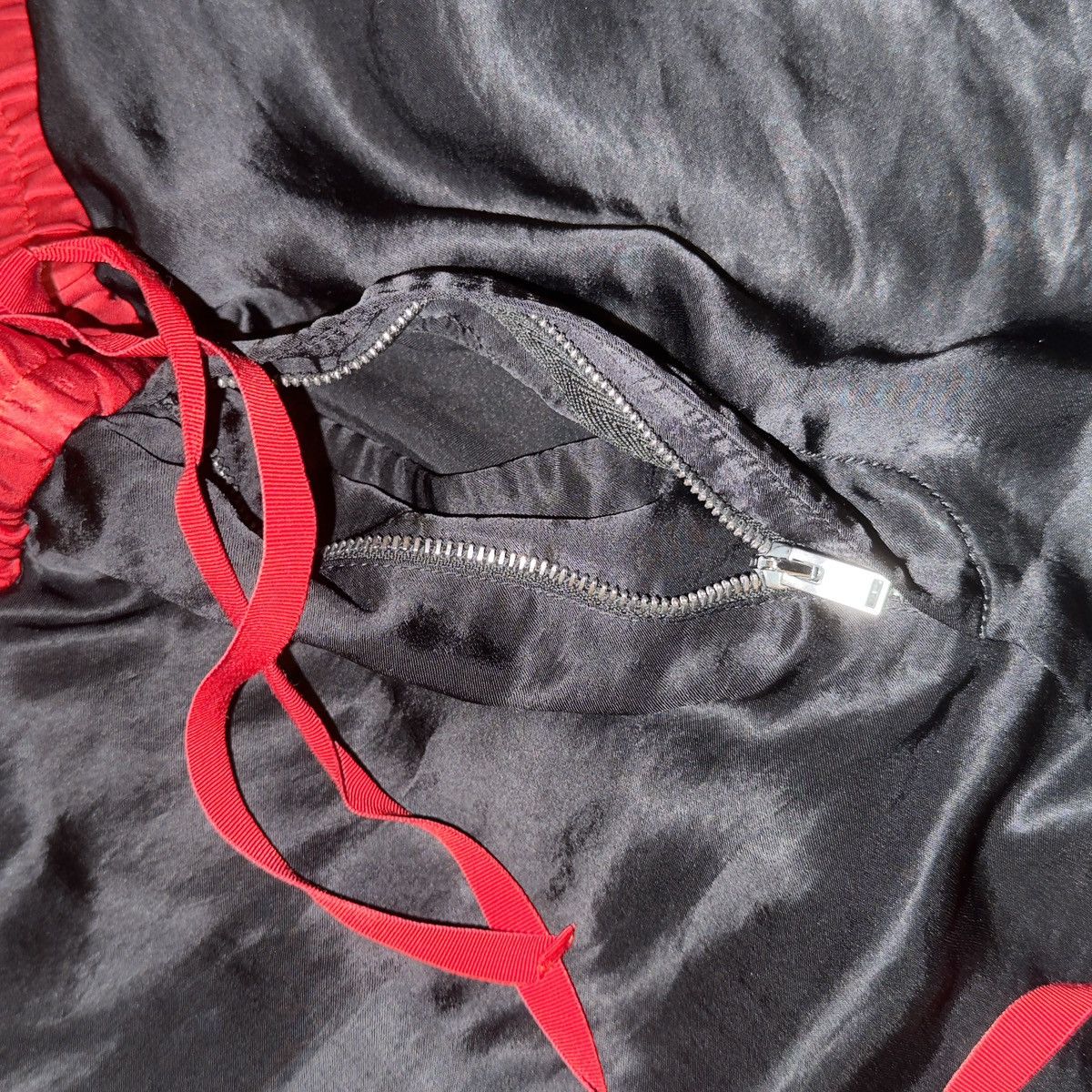 Gucci Gucci Logo Tape Satin Shorts Black/Red Size US 31 - 7 Thumbnail
