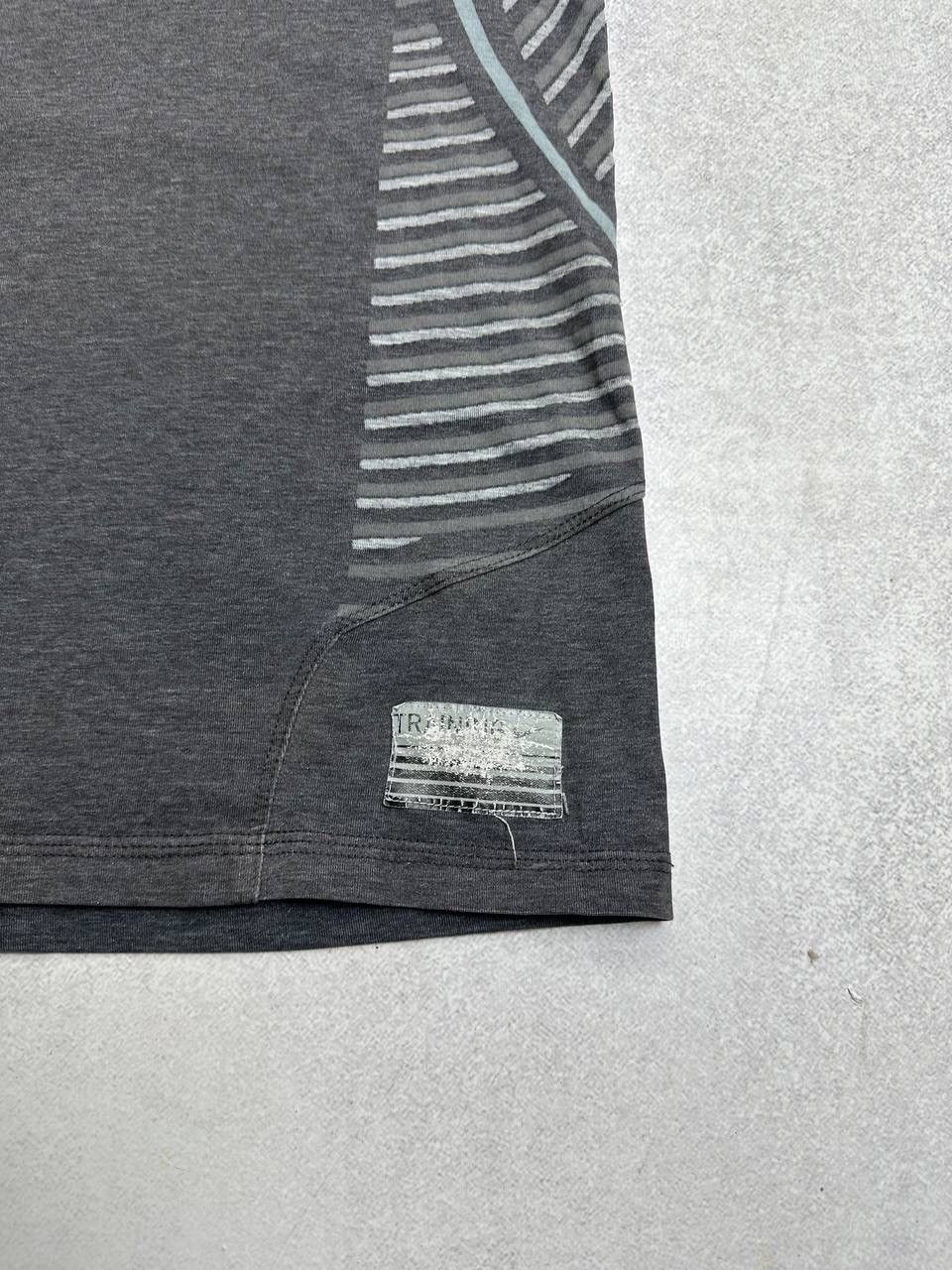 Nike Vintage Nike Central Swoosh Gray Y2K T-shirt L Size US L / EU 52-54 / 3 - 4 Thumbnail