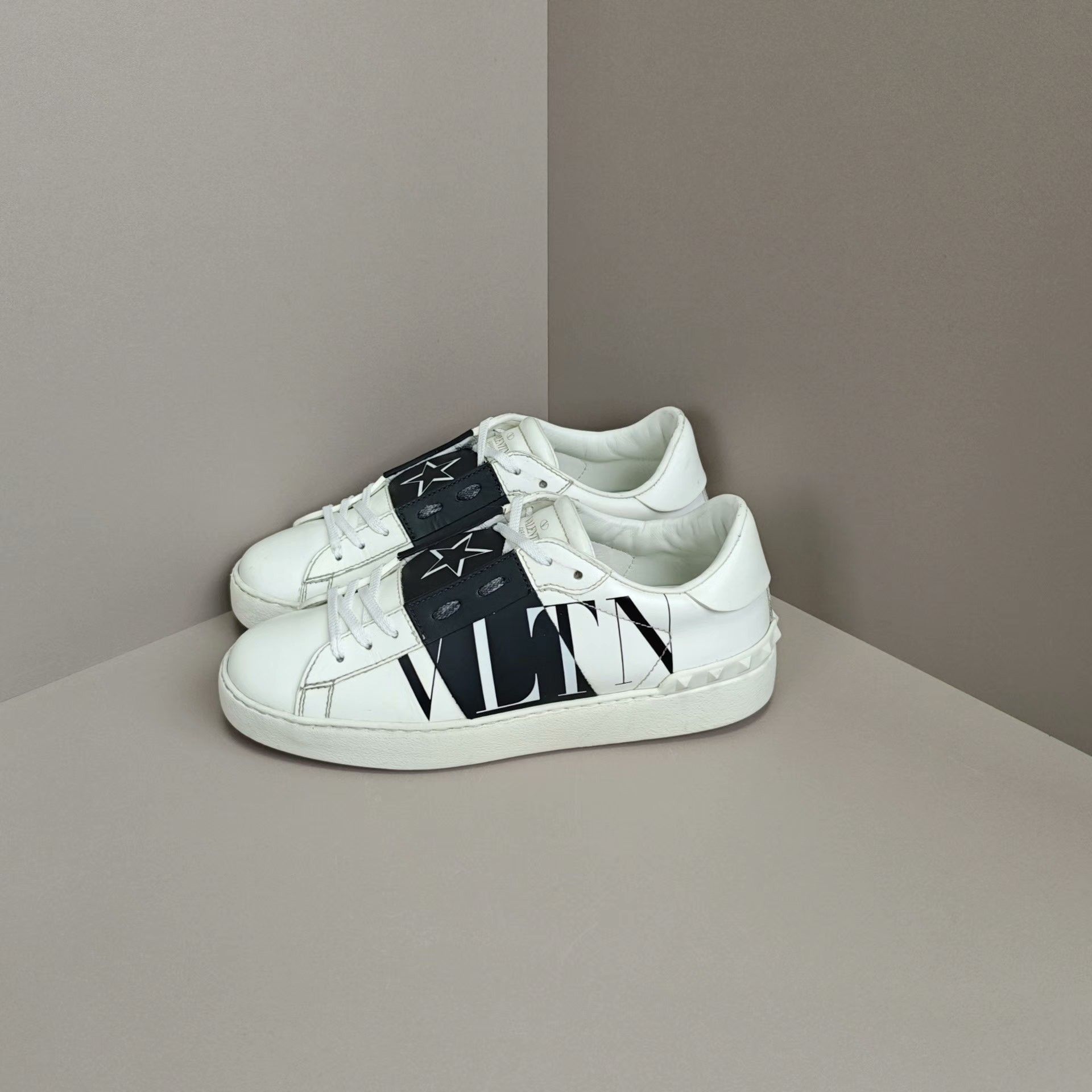 Valentino Valentino Lowtop Sneakers us_7 Women Size US 7 / IT 37 - 1 Thumbnail