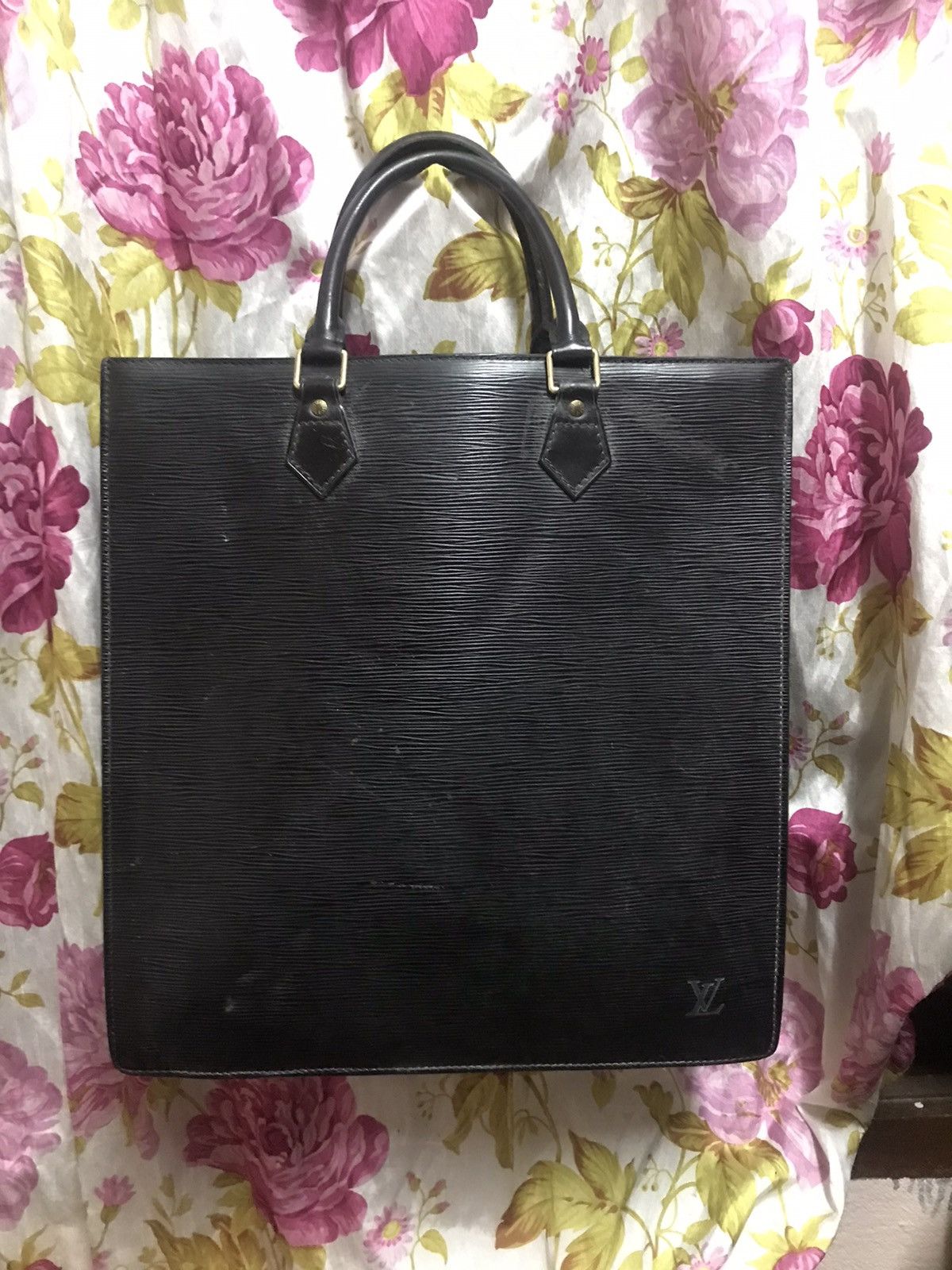 Authentic Louis Vuitton Epi Sac Plat Handbag