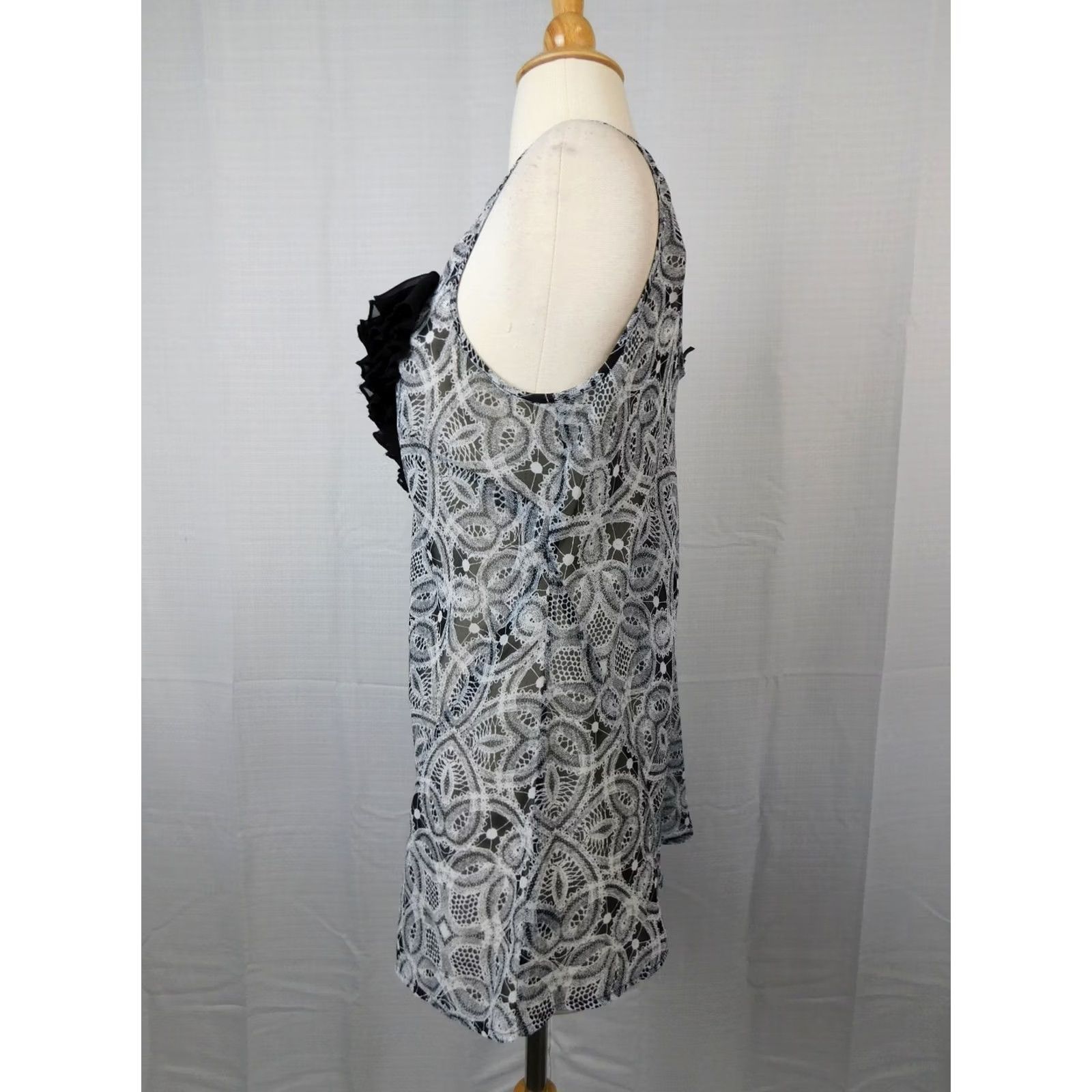 Express Express Flower Applique Lace-Print Sleeveless Top Black Medium Blouse Women's Express Shirt Lace Embellished 90s Style Flower (M) Black Size M / US 6-8 / IT 42-44 - 3 Thumbnail