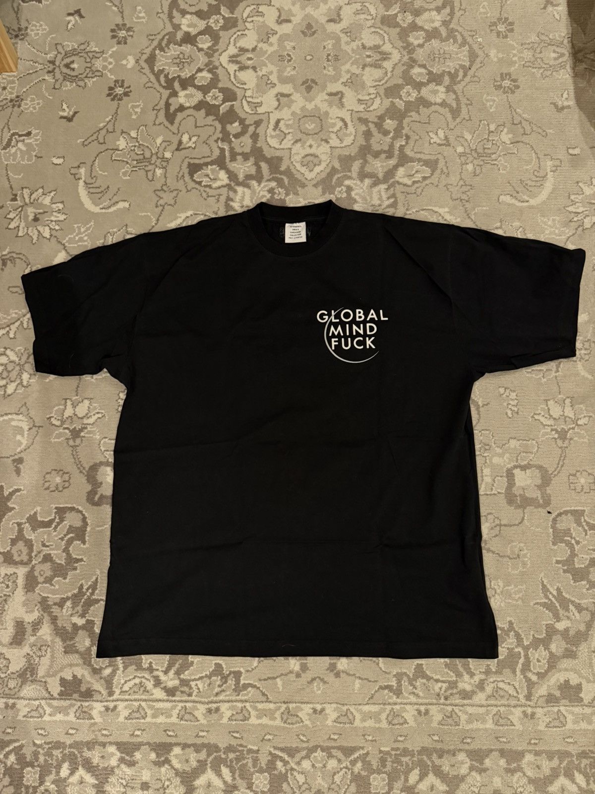 【関税込み】VETEMENTS ブラック Global Mind Fuck T シャツ VETEMENTS: Black 'Global Mindfuck' T-Shirt | SSENSE 日本