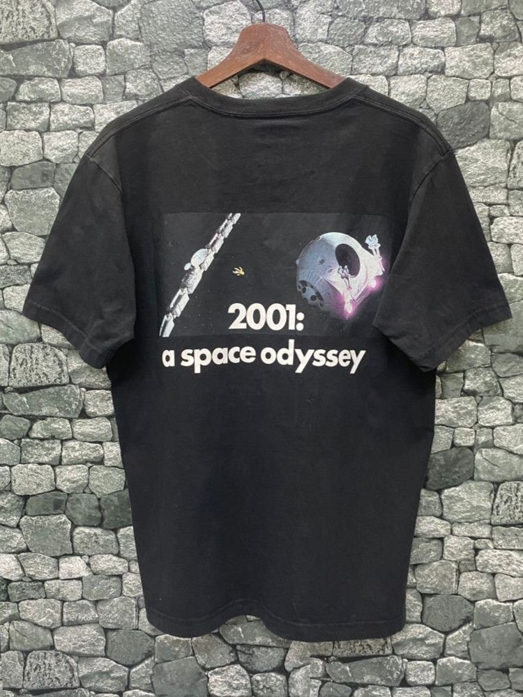 Uniqlo Vintage Uniqlo 2001 A Space Odyssey Tshirt Size US L / EU 52-54 / 3 - 1 Thumbnail