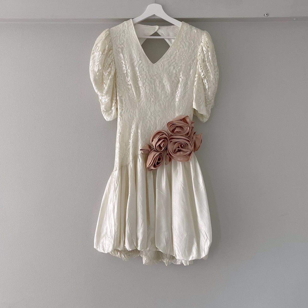 Vintage Vintage 1980s Ivory Satin & Lace Puff Sleeve Dress (XS-S) Size S / US 4 / IT 40 - 5 Thumbnail