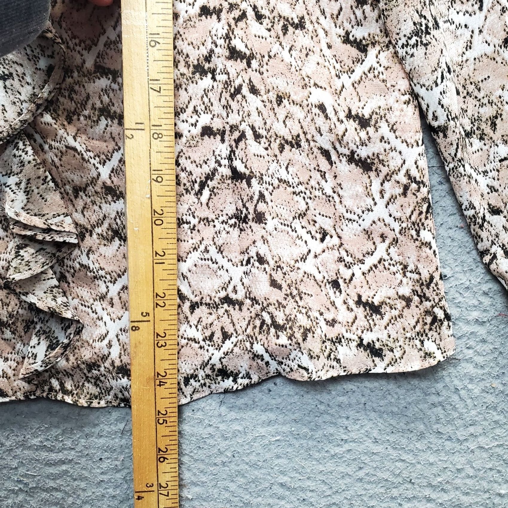 Calvin Klein Calvin Klein Blouse Womens Size S V-Neck Lined Snakeskin Ruffle Front Multicolor Shirt Womens Size S Size S / US 4 / IT 40 - 3 Thumbnail
