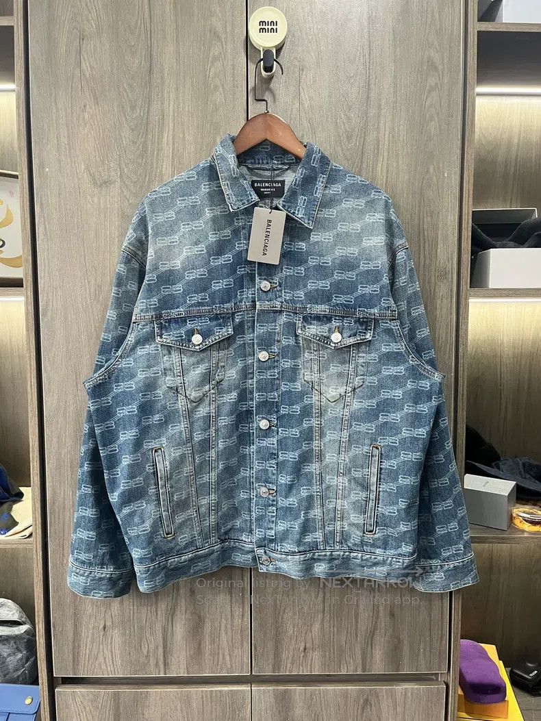 Balenciaga Locks are printed with denim jackets