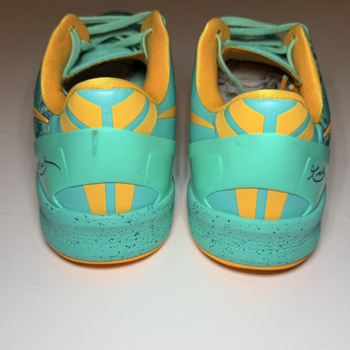 Nike RARE Nike Kobe 8 Green Glow size 8.5 Men 555035 304 Size US 8.5 / EU 41-42 - 5 Thumbnail