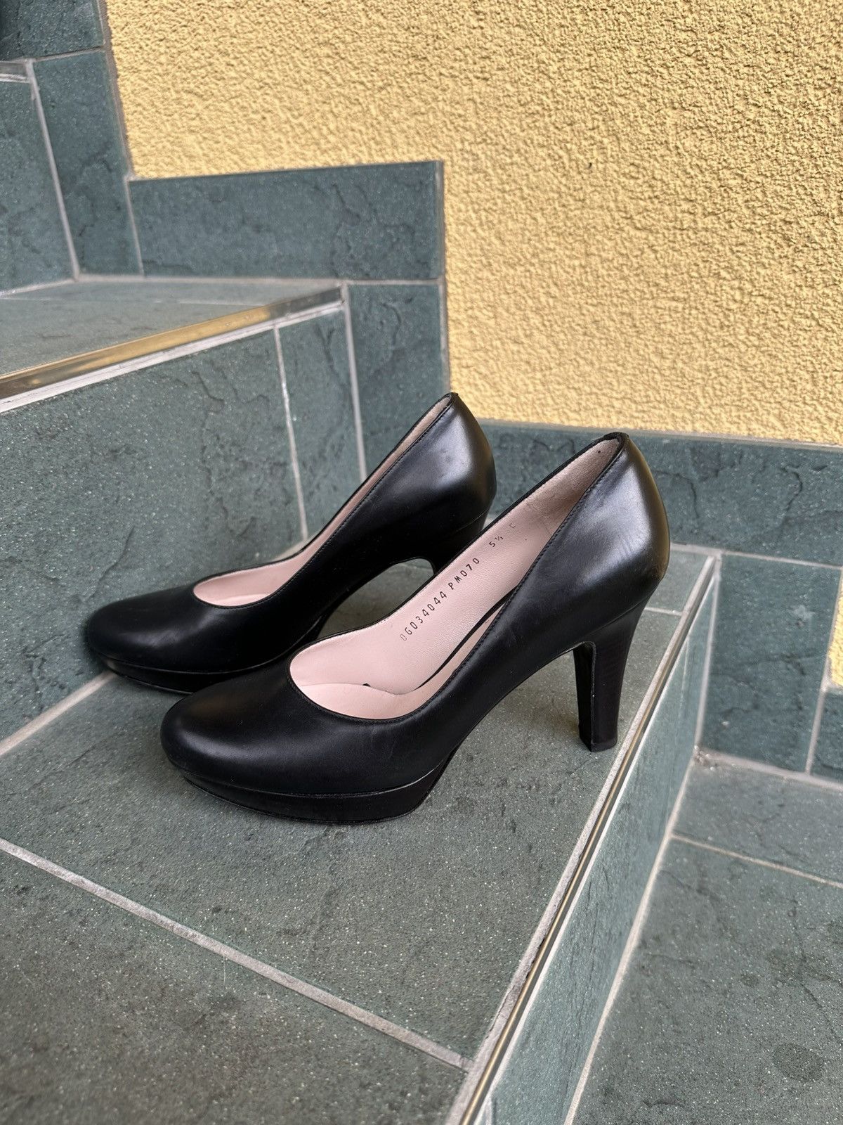 Salvatore Ferragamo Salvatore Ferragamo Heels Pumps Black Leather 5.5 size 36 Size US 5.5 / IT 35.5 - 6 Thumbnail