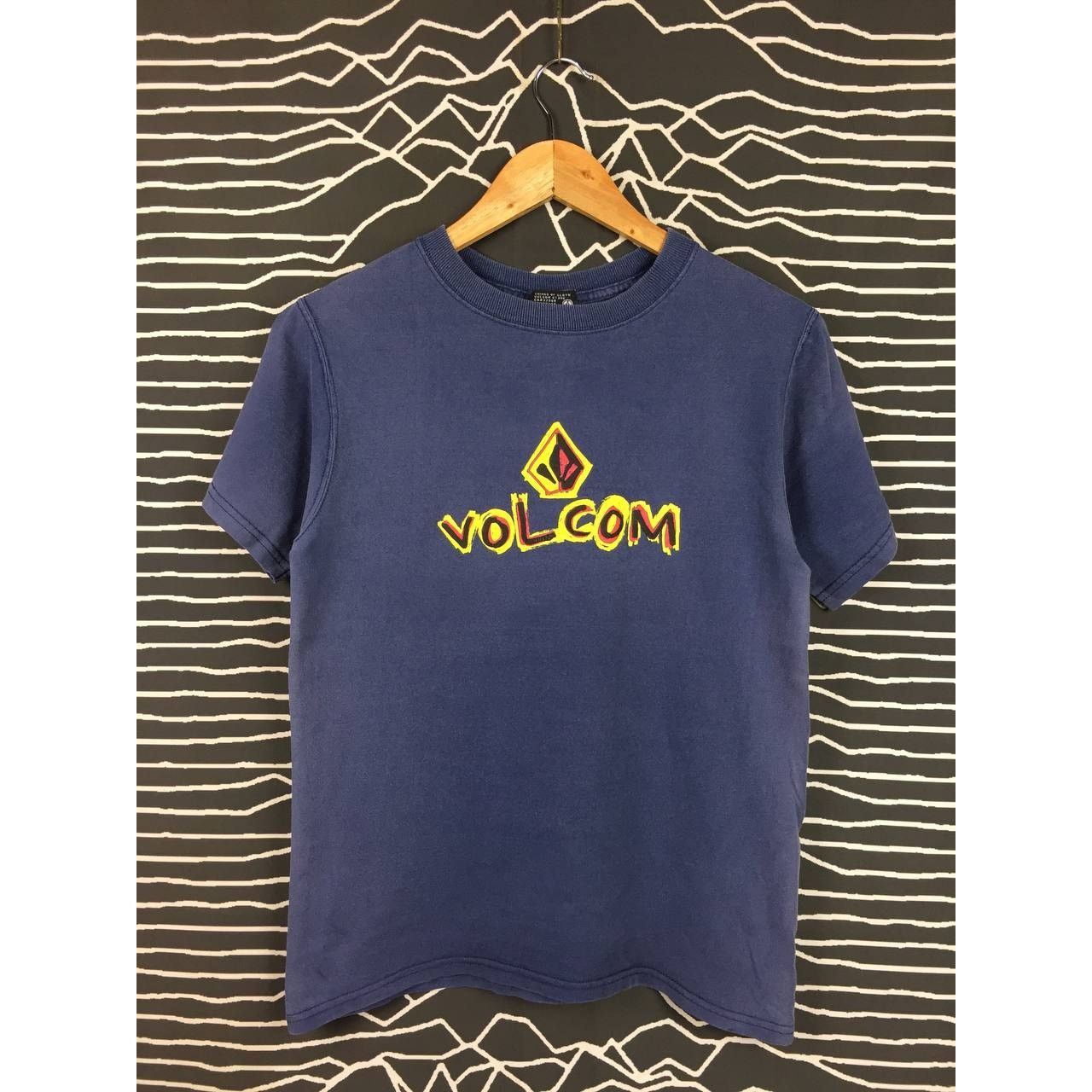 Vintage × Volcom Vtg Y2K Volcom Spell Out Logo Skateboards Surfwear Tee Size US S / EU 44-46 / 1 - 1 Thumbnail