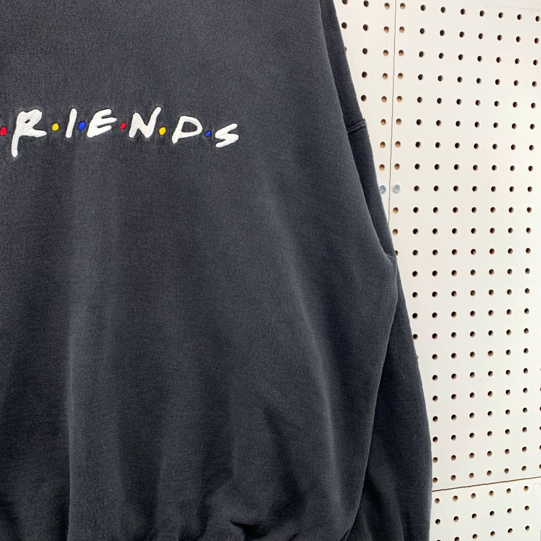 Fruit Of The Loom Vintage Friends TV Show Sweatshirt Mens 2XL Faded Black Embroidered Pullover 90s Size US XXL / EU 58 / 5 - 7 Thumbnail