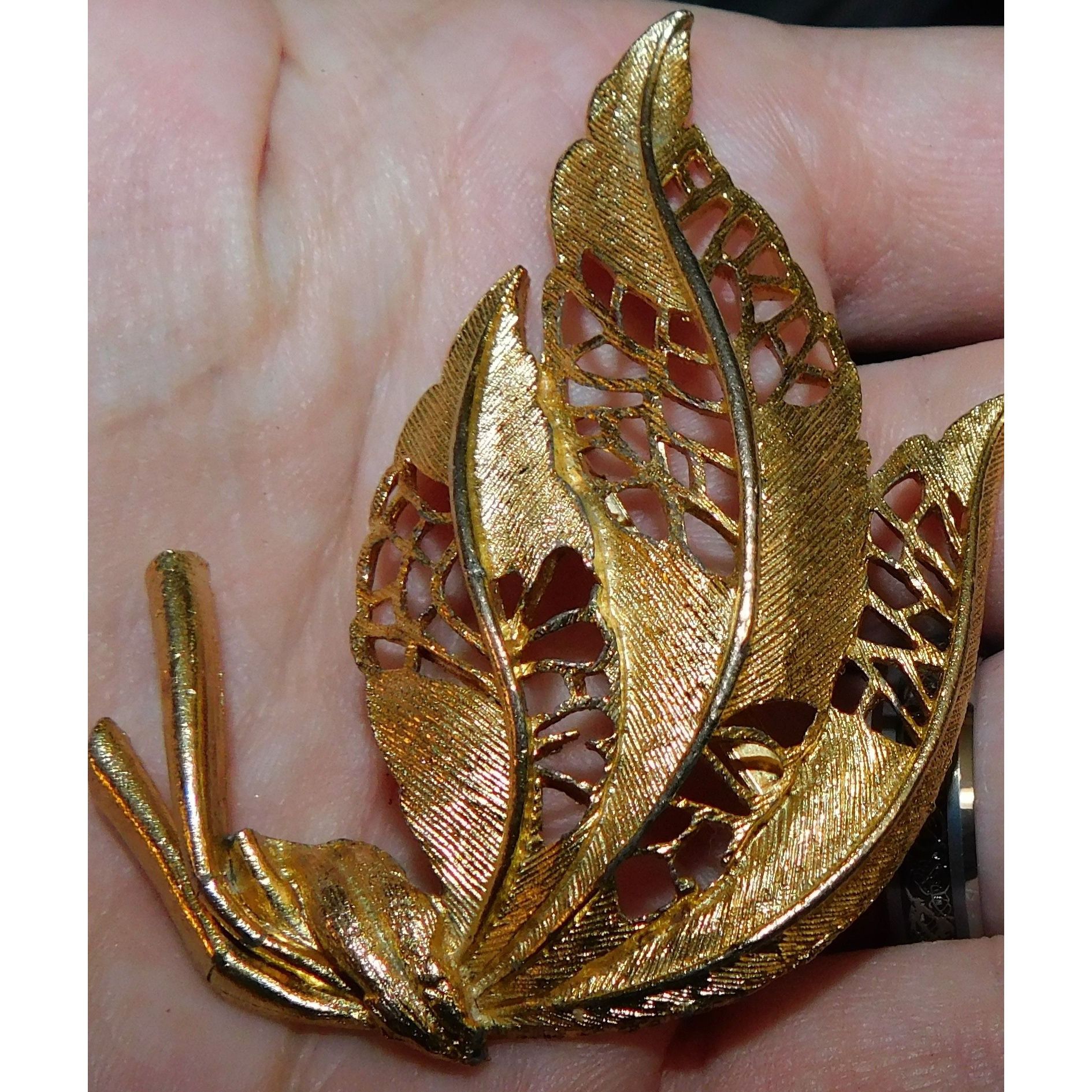 Other Vintage Gold Tone Brushed Fall Leaf Brooch Size ONE SIZE - 2 Thumbnail