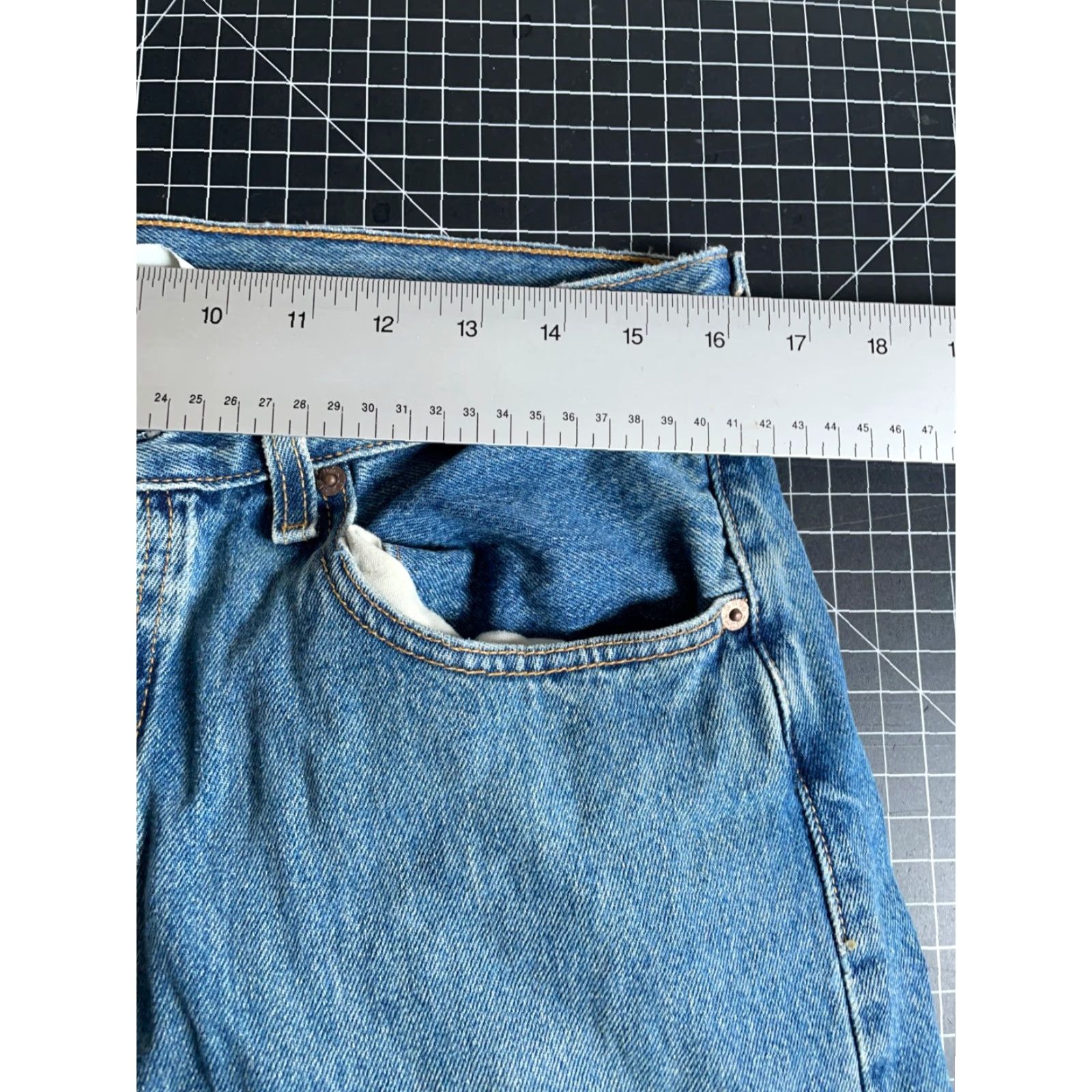 Levi's VINTAGE Levi's 501 Jeans Mens 32 x 29 Blue Denim Button Fly 90s Classic Straight Label XX 34/30 VTG Size US 32 / EU 48 - 7 Thumbnail