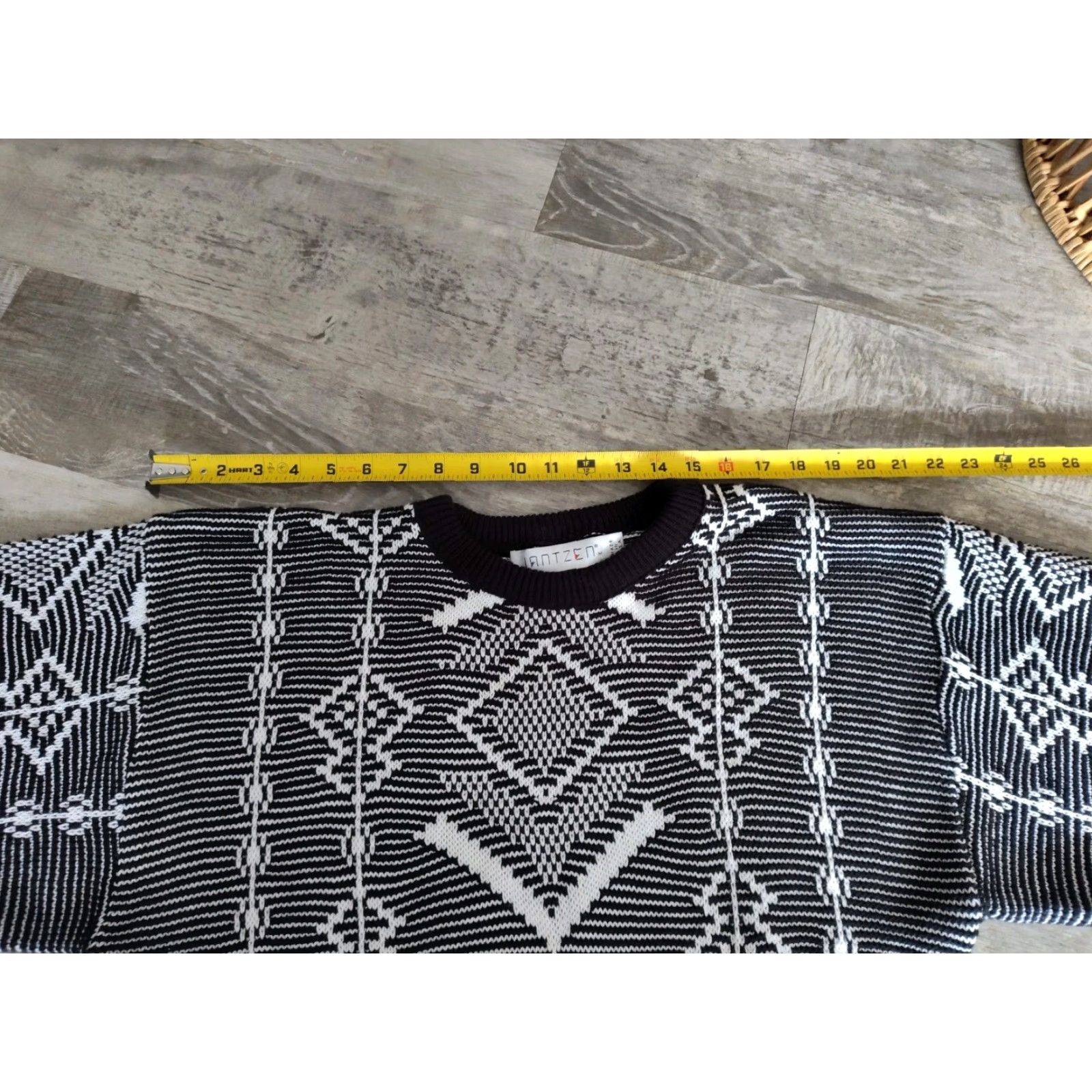 Jantzen VINTAGE Jantzen 90s Sweater Men Sz M Geometric Black White Crew Neck Knit All Seasons EUC Size US M / EU 48-50 / 2 - 7 Thumbnail