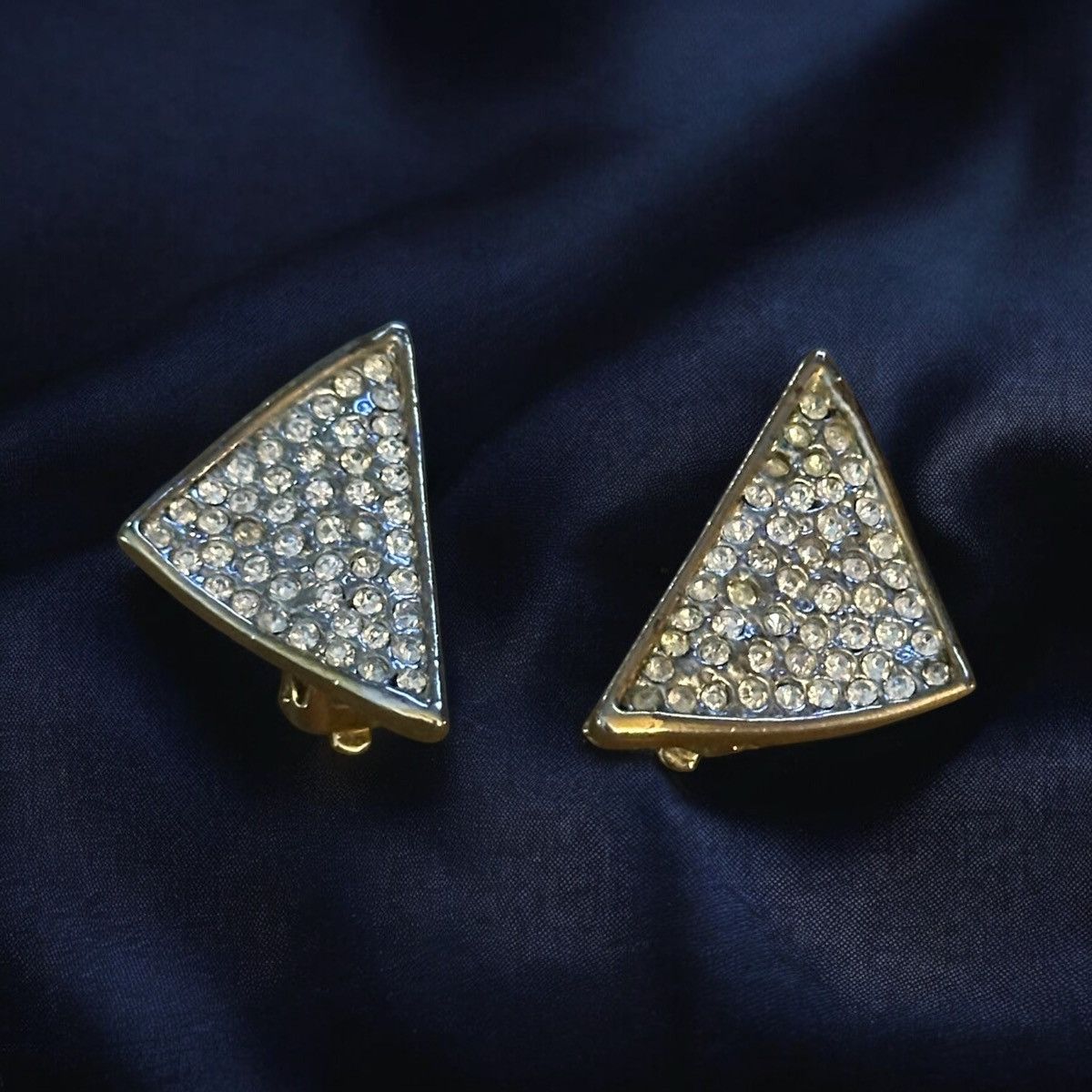 Vintage Vintage gold tone paved wavy triangle clip on earrings Size ONE SIZE - 1 Thumbnail