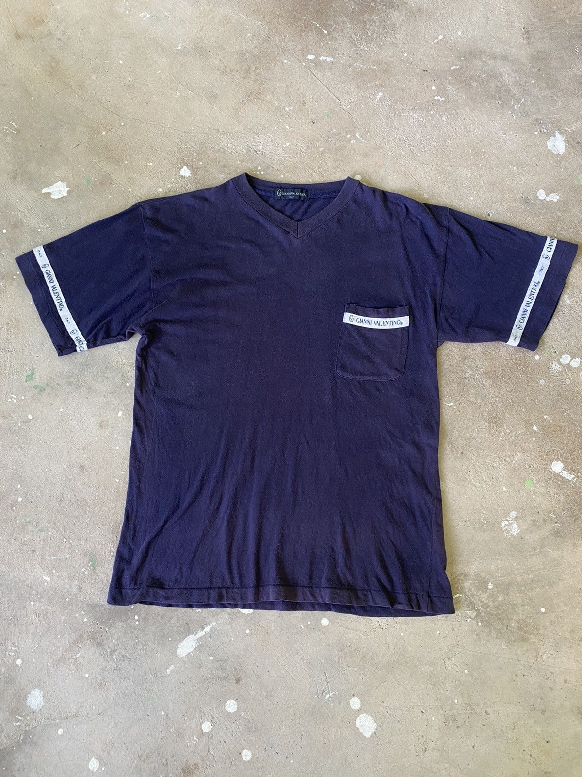 Gianni Valentino Vintage Gianni Valentino Navy Tape Pocket V Neck Tee Size US S / EU 44-46 / 1 - 1 Thumbnail