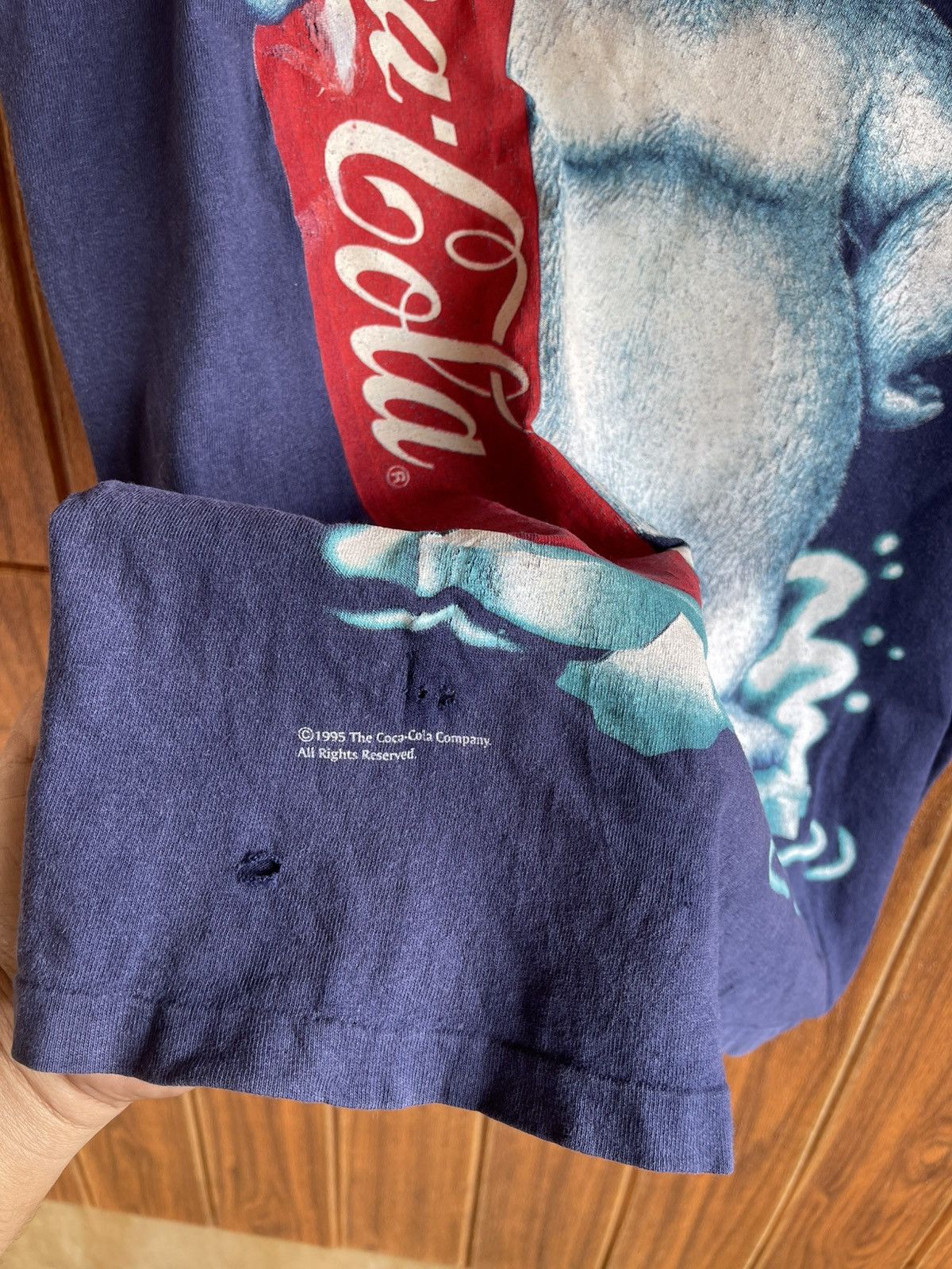 Coca Cola Vintage 90s Sun Faded Thrashed Coca Cola Surfing Bear Tshirt Size US L / EU 52-54 / 3 - 5 Thumbnail