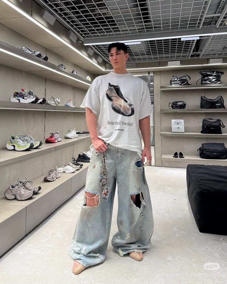 Balenciaga Balenciaga Basketball shoes logo t-shirt Size US S / EU 44-46 / 1 - 6 Thumbnail