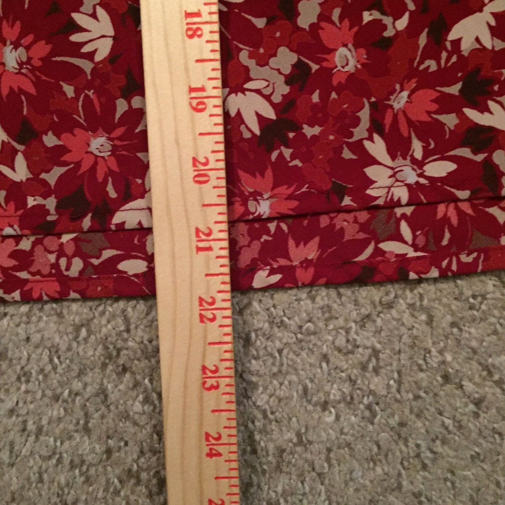 Old Navy Old Navy Skirt Size 6 Red Floral Knee Length Lightweight Unlined Size 28" / US 6 / IT 42 - 6 Thumbnail