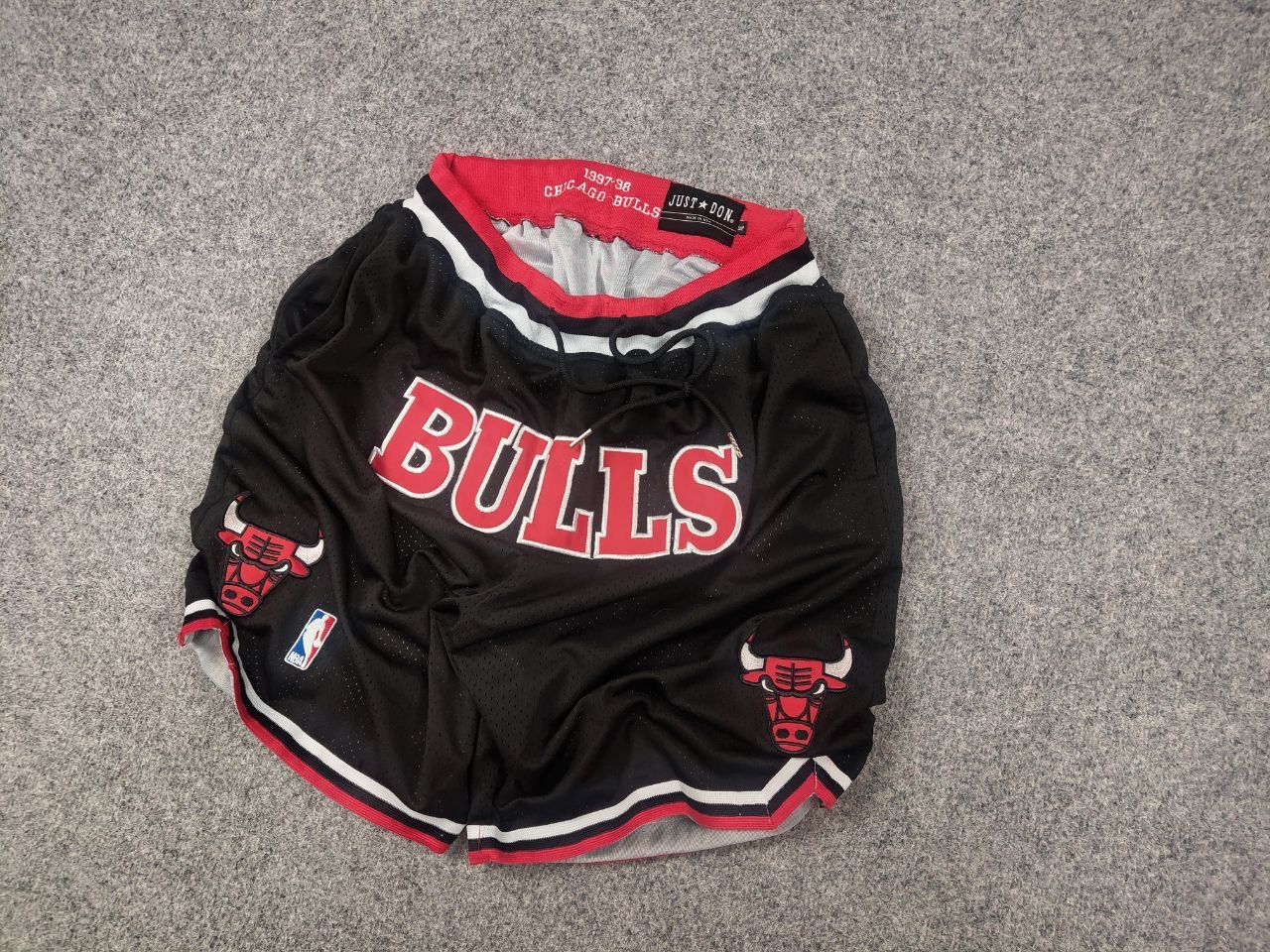 NBA Just don x Chicago Bulls NBA Logo Black Mesh Baggy shorts Size US 32 / EU 48 - 2 Thumbnail