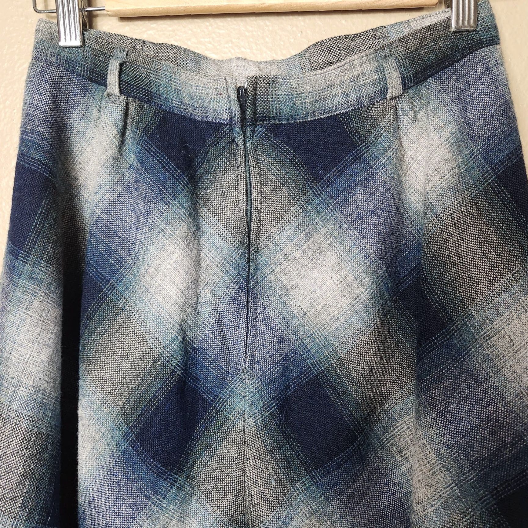 Vintage VINTAGE Panther Skirt Womens Midi Full Wool/Trevira Polyester Blend 80s Plaid High Rise Zip Lined Flare XS Blue Patttern? Size 26" / US 2 / IT 38 - 5 Thumbnail
