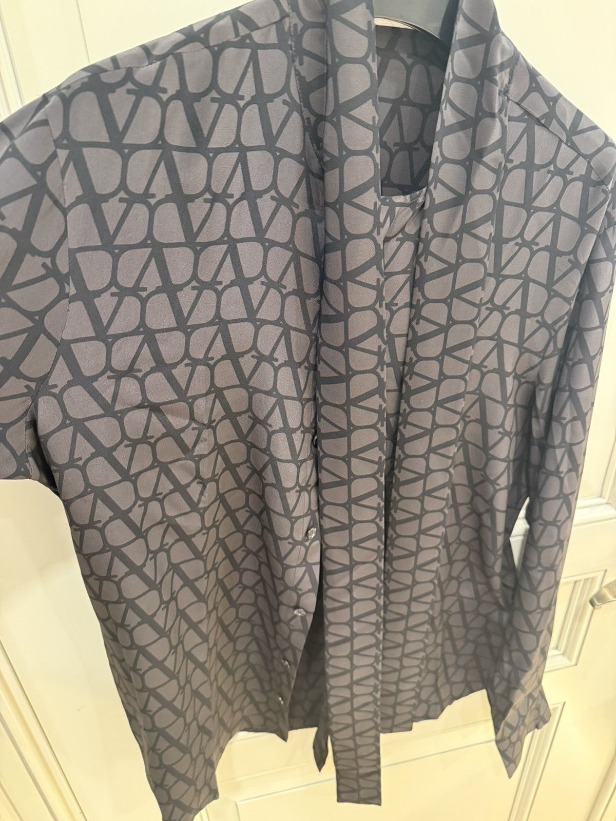 Valentino neck tie silk shirt.with all over Toile Iconography print 39 Size US M / EU 48-50 / 2 - 18 Thumbnail