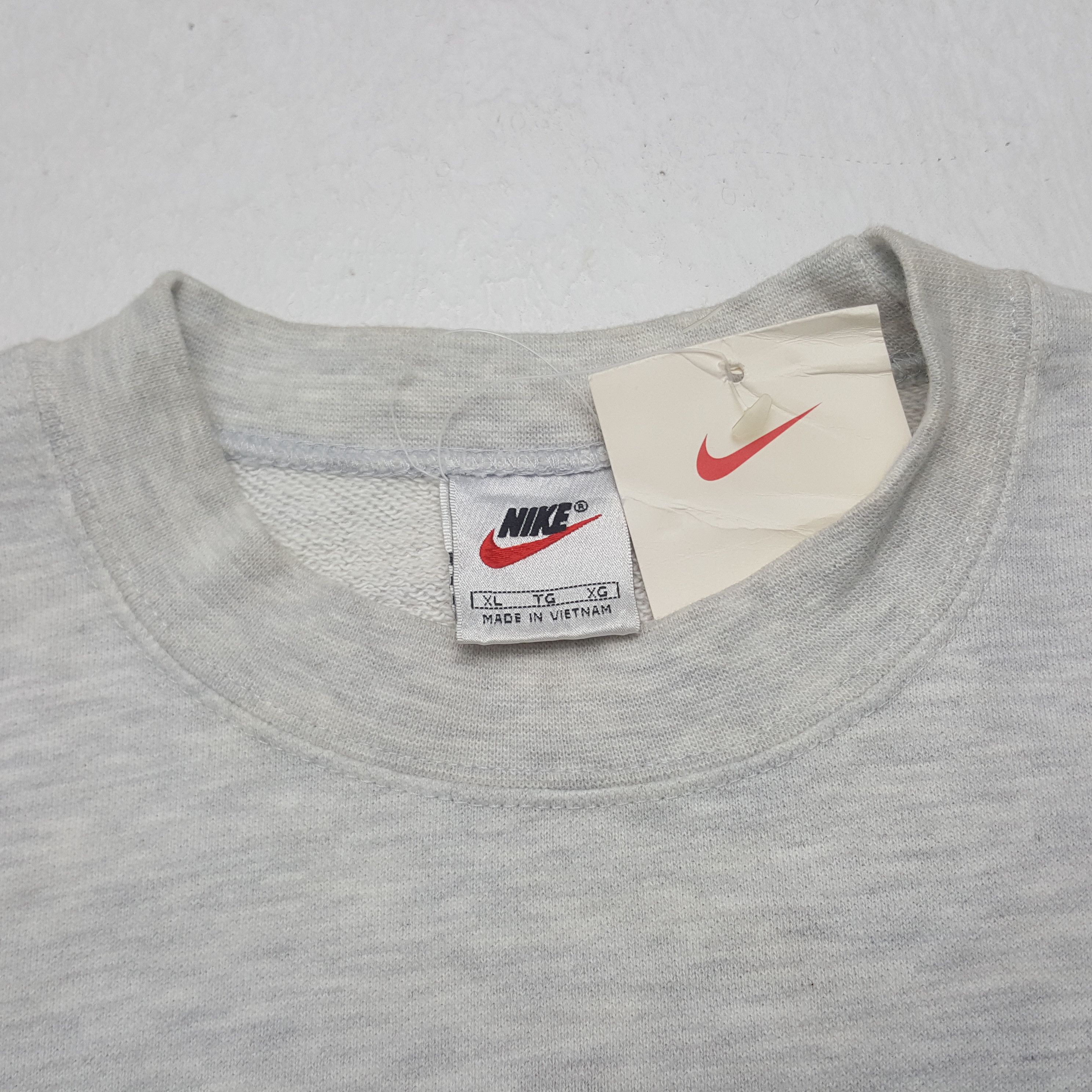 Nike Vintage Nike Small Swoosh Outdoor Sweatshirt RR6 Size US L / EU 52-54 / 3 - 4 Thumbnail