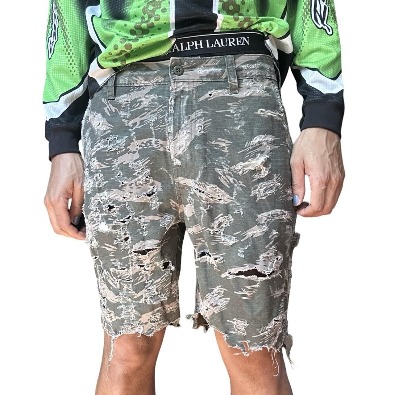 Abercrombie & Fitch Abercrombie & Fitch Green Camo Distressed Shorts _ 34" Size US 34 / EU 50 - 1 Thumbnail