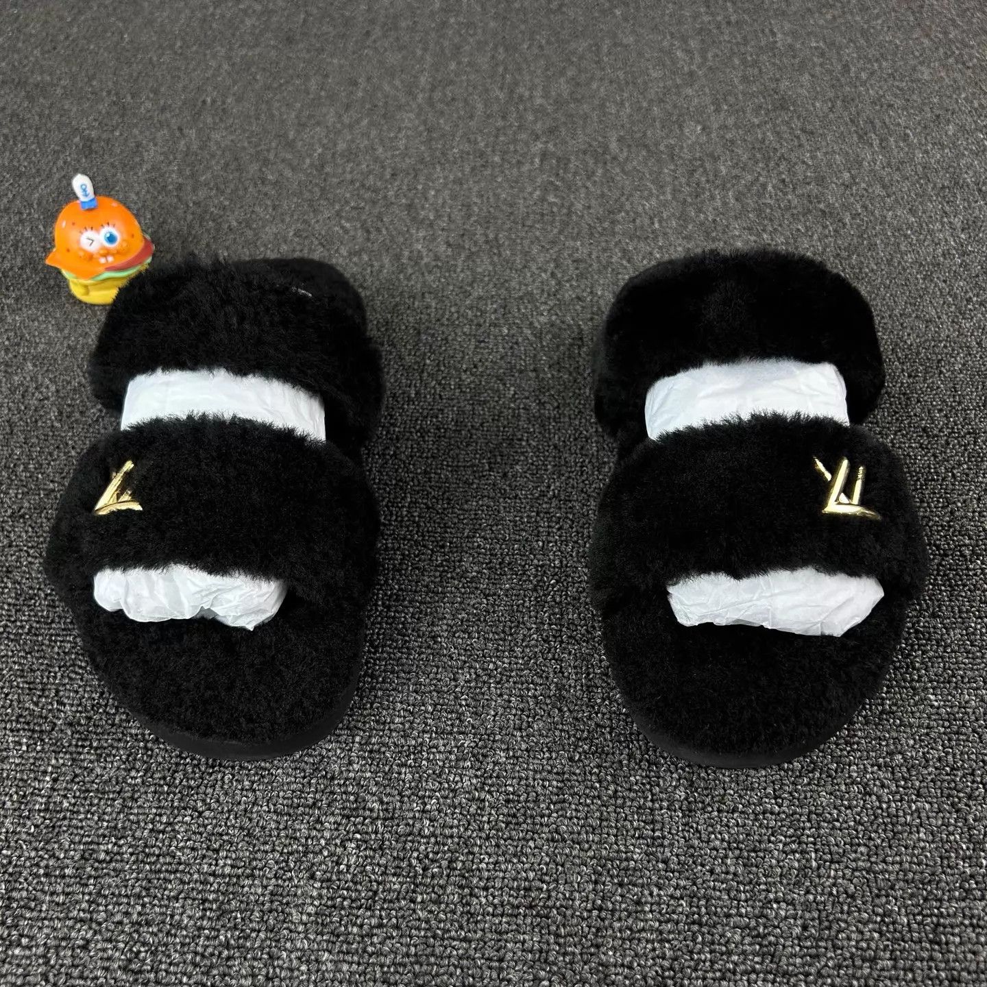 Louis Vuitton LOUIS VUITTON Black Fur Slipper Metallic Logo 38 Size US 7.5 / IT 37.5 - 2 Thumbnail