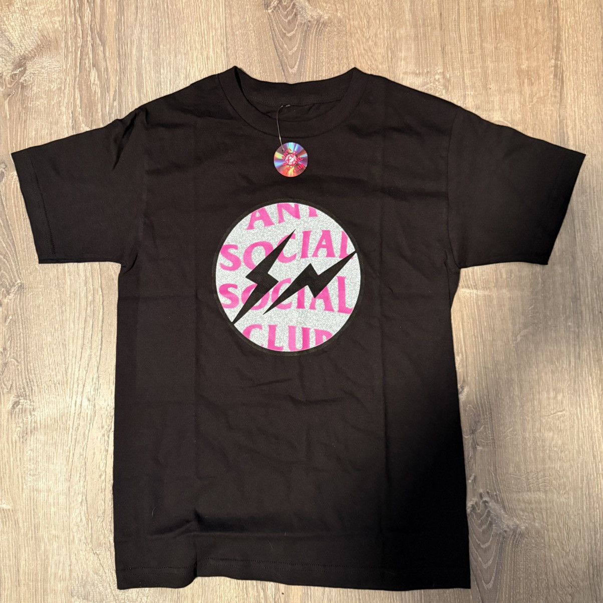 Anti Social Social Club × Fragment Design ANTI SOCIAL SOCIAL CLUB x FRGMT BLACK/PINK TEE SIZE SMALL Size US S / EU 44-46 / 1 - 1 Thumbnail