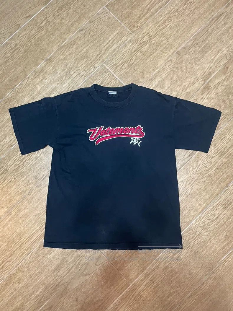 Vetements Vetements Slogan Short Sleeve Size US S / EU 44-46 / 1 - 1 Thumbnail