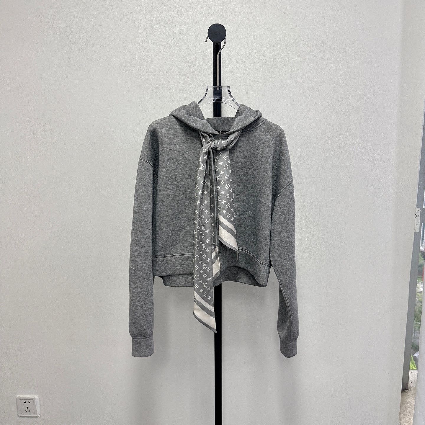 Louis Vuitton Louis Vuitton Monogram Scarf Detail Hoodie Size XS Size XS / US 0-2 / IT 36-38 - 1 Thumbnail